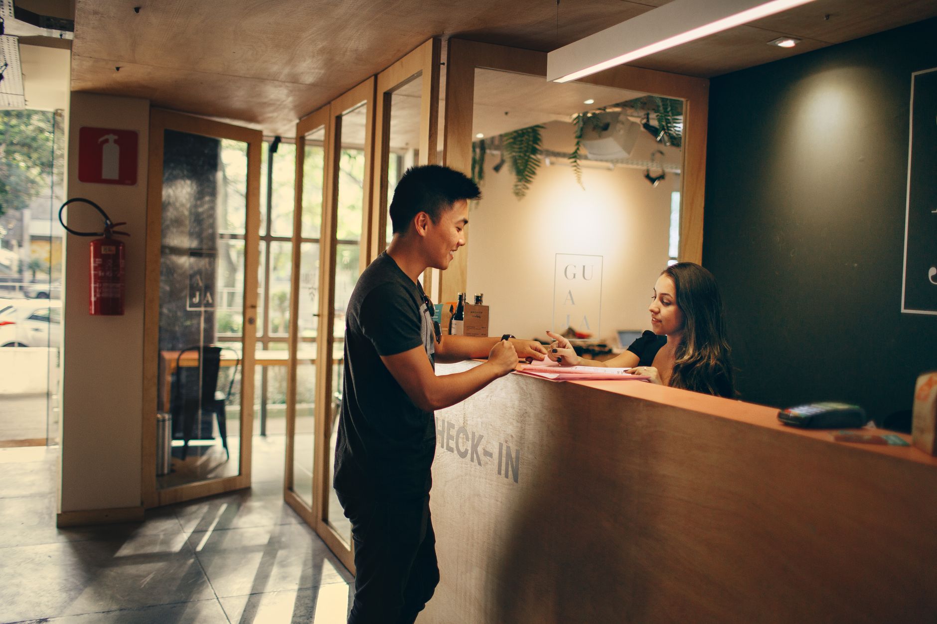 Receção simples de um hotel familiar no Brasil