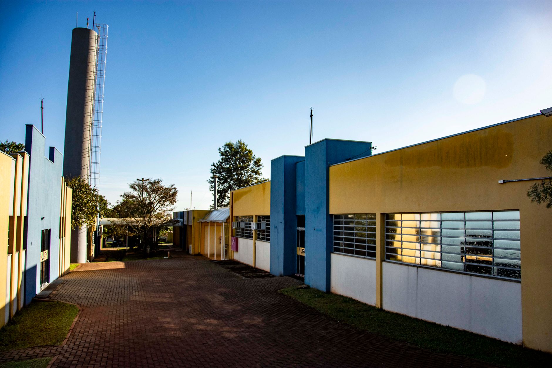 Rua tranquila perto de um campus universitário no Brasil