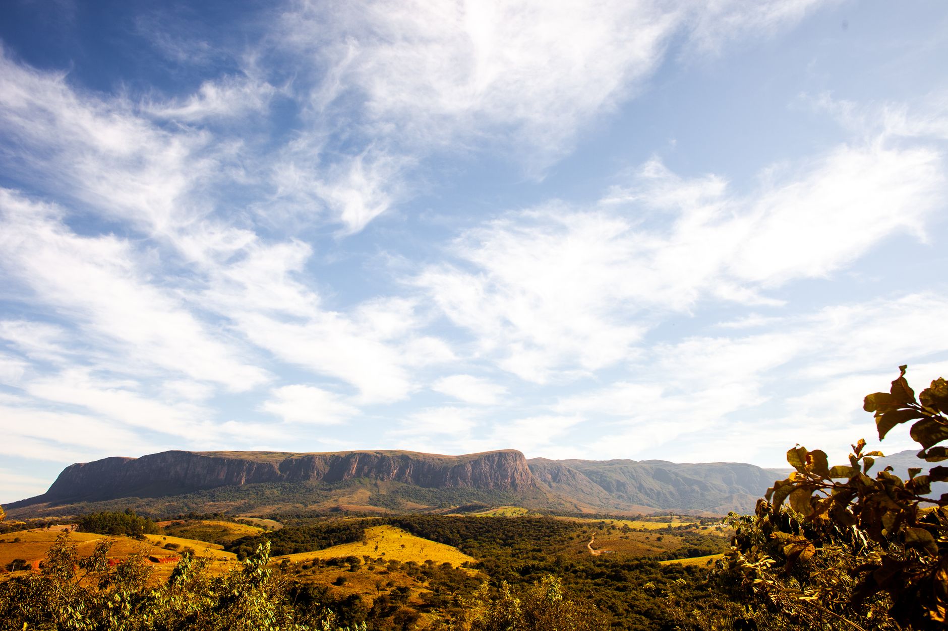 Céu limpo sobre paisagem de cerrado no interior de Goiás