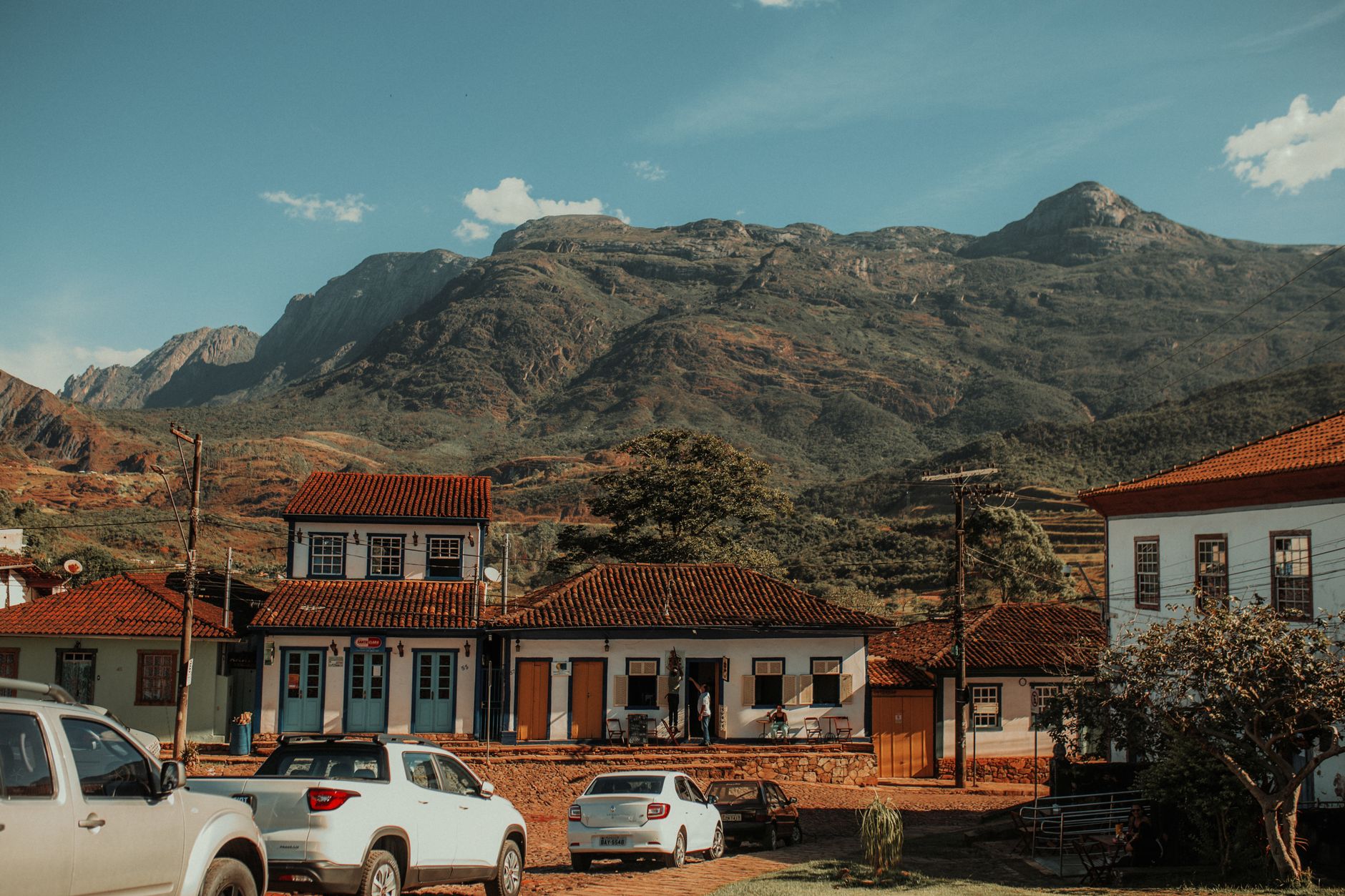 Quarto de hotel simples e acolhedor em cidade do interior do Brasil
