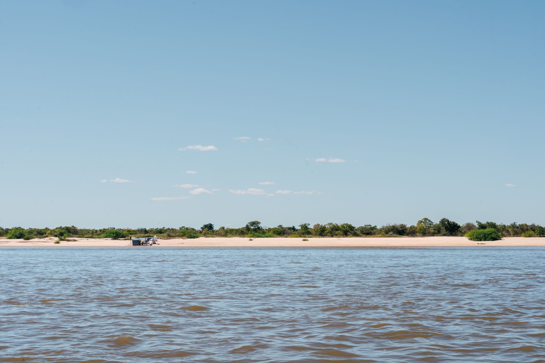 Céu limpo sobre o rio Mamoré durante a época seca em Guajará-Mirim