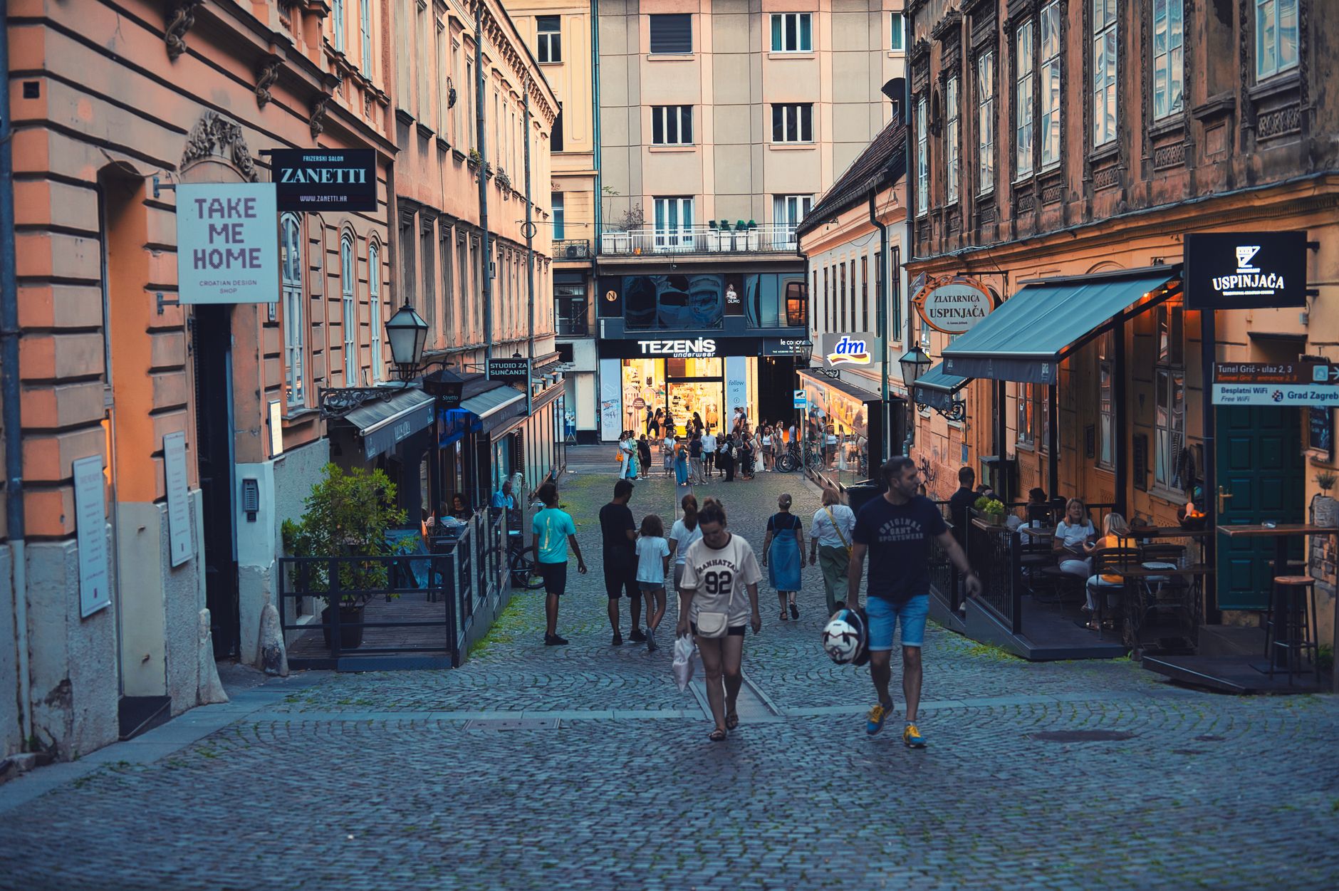 Esplanadas na rua Tkalcićeva em Zagreb ao entardecer