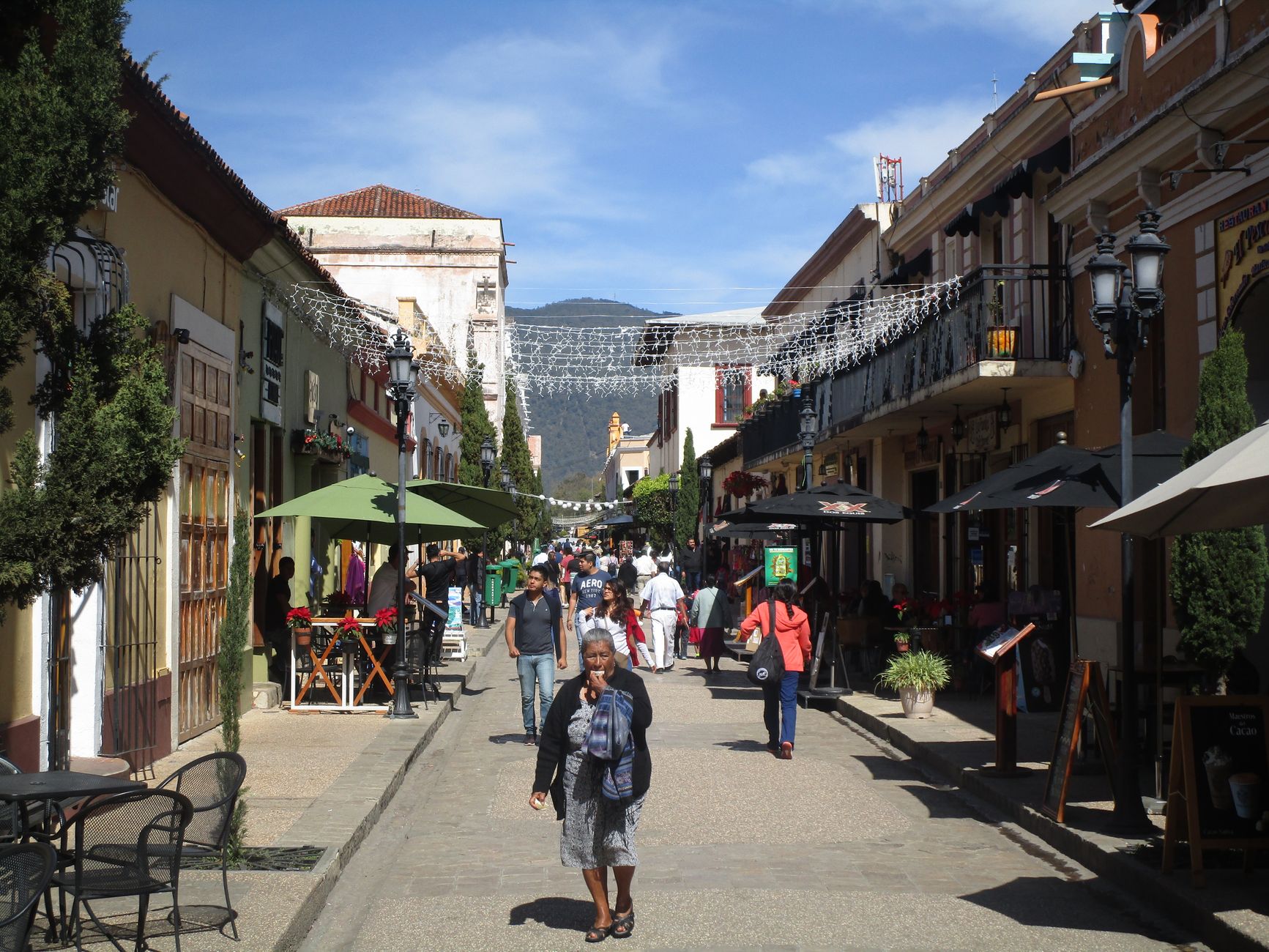 Rua tranquila em Puerto Baquerizo Moreno com casas coloridas
