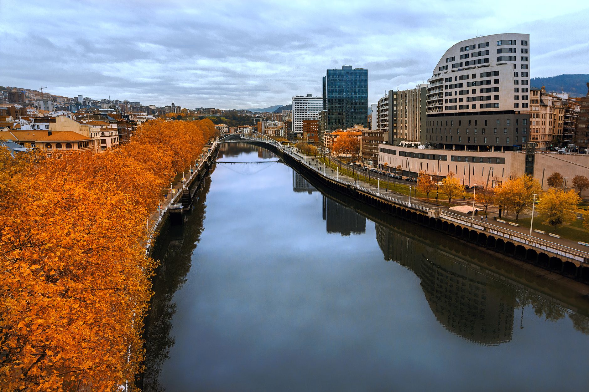 Bilbao no inverno com céu nublado sobre o rio