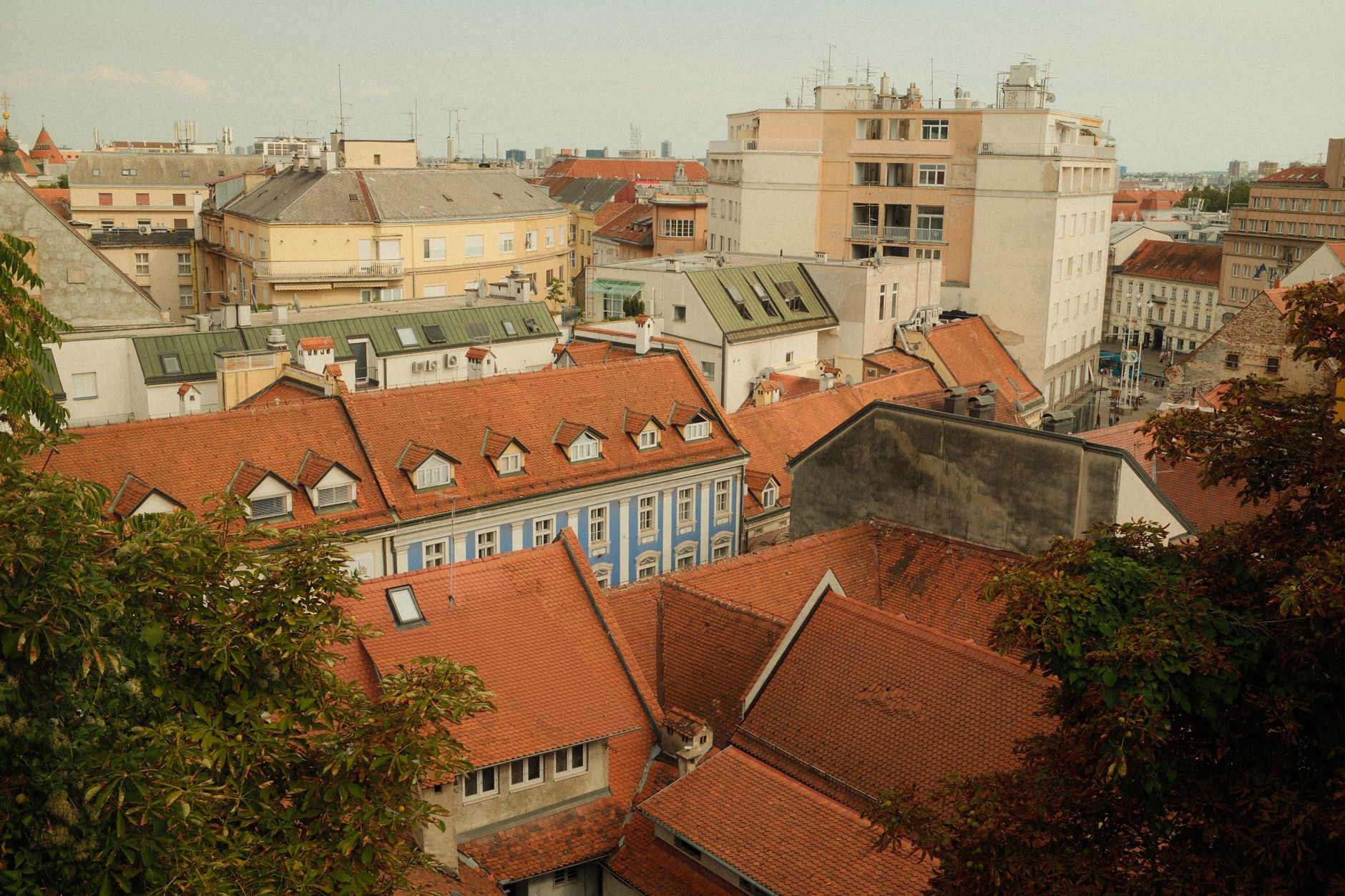 Ruas da Cidade Alta em Zagreb com telhados coloridos