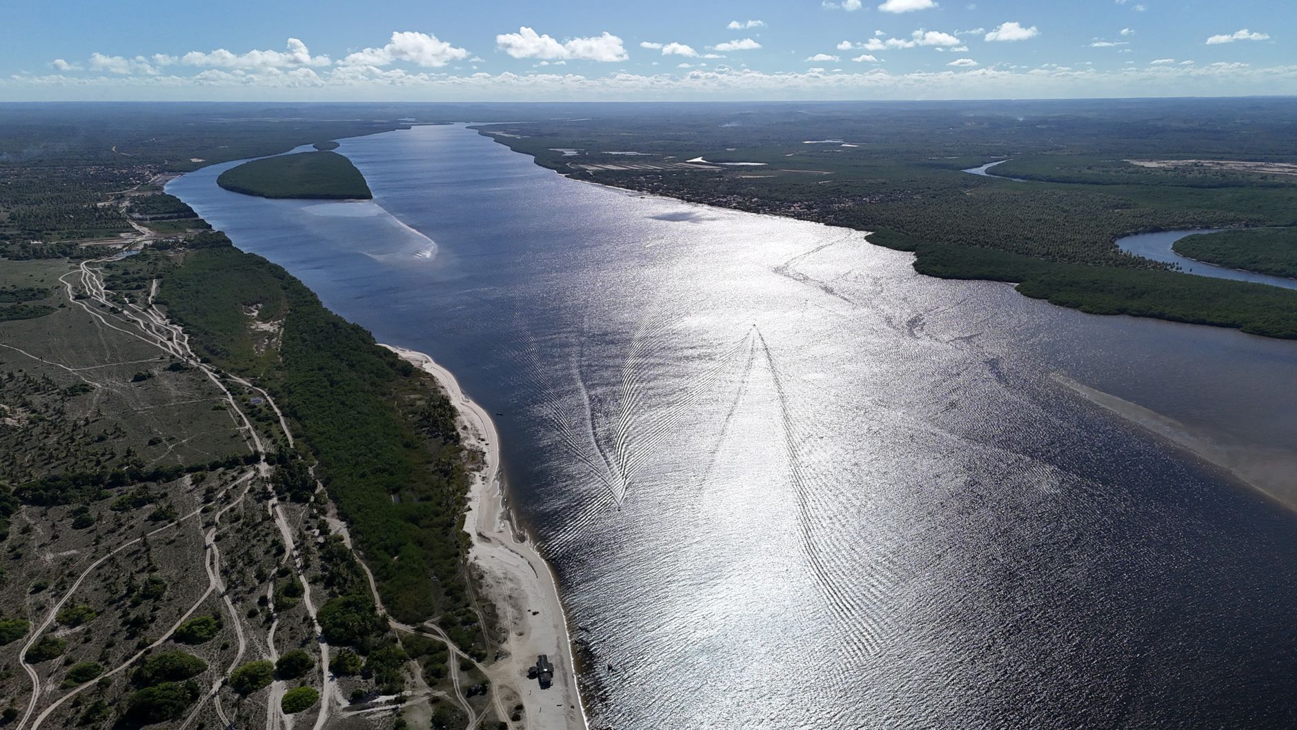 Céu limpo sobre o rio Tocantins em Imperatriz na estação seca