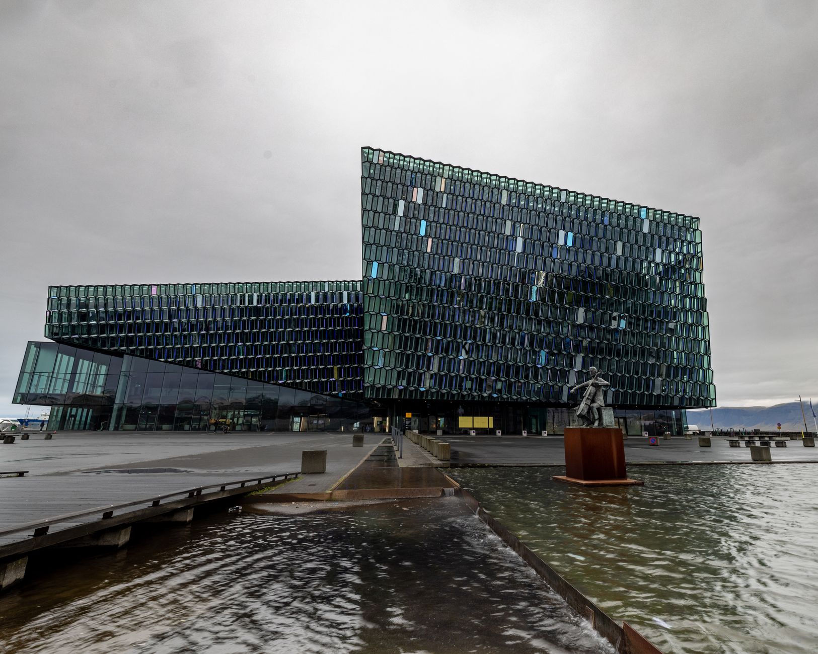 Vista da orla maritima de Reykjavik junto ao Harpa
