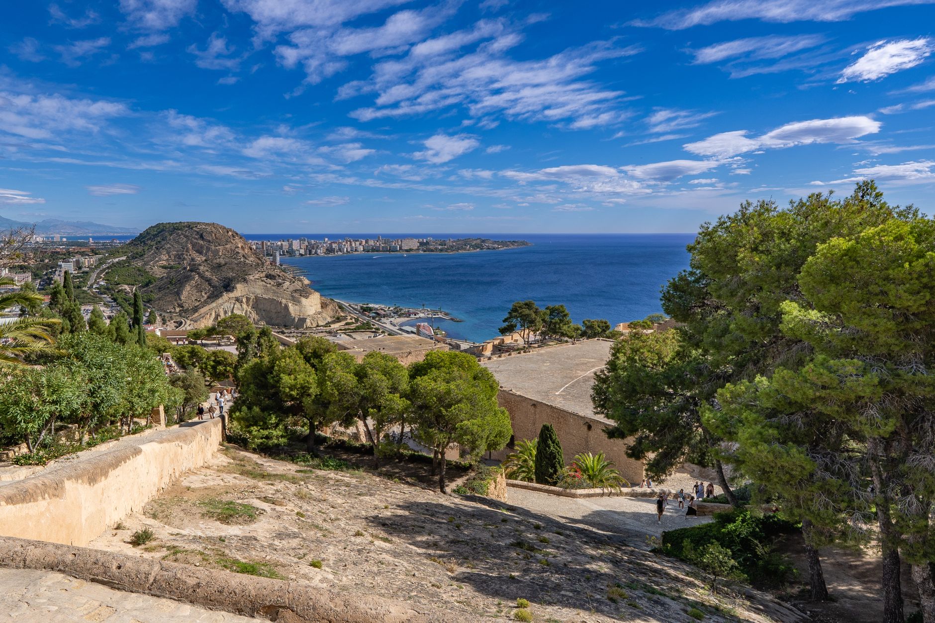 Castelo de Santa Bárbara com vista sobre a cidade de Alicante