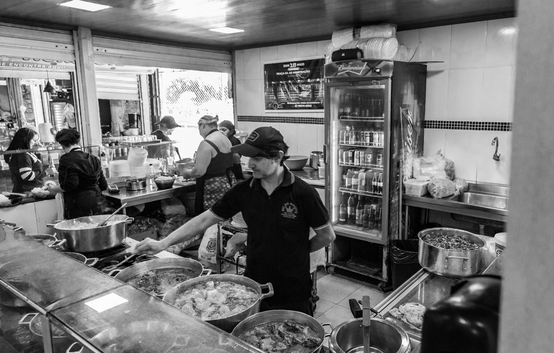 Restaurante simples e acolhedor numa cidade brasileira