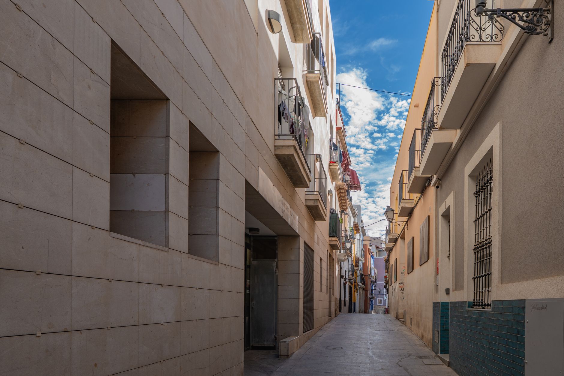 Ruas do centro histórico de Alicante com esplanadas