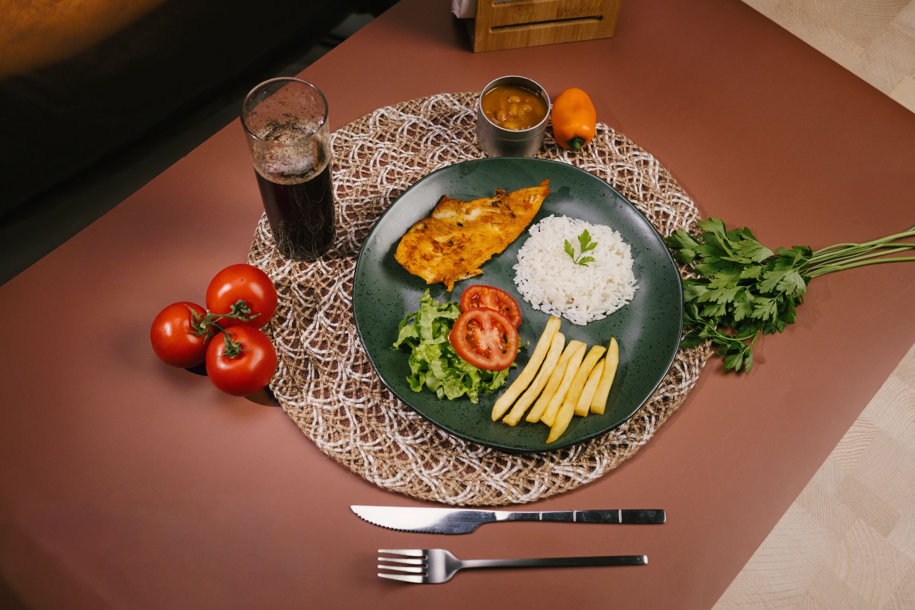 Prato típico de peixe fresco em restaurante de Juara