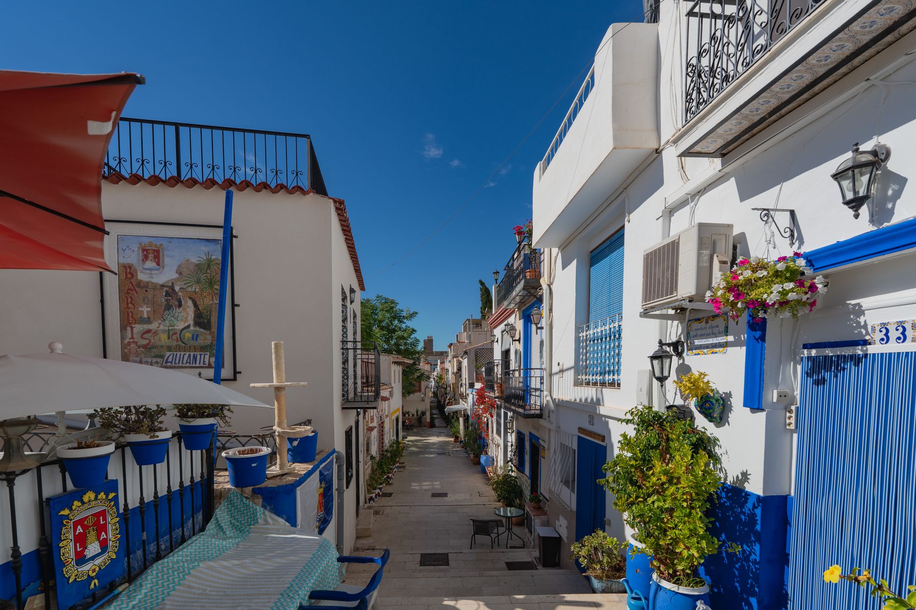 Rua tradicional de Alicante com esplanadas simples