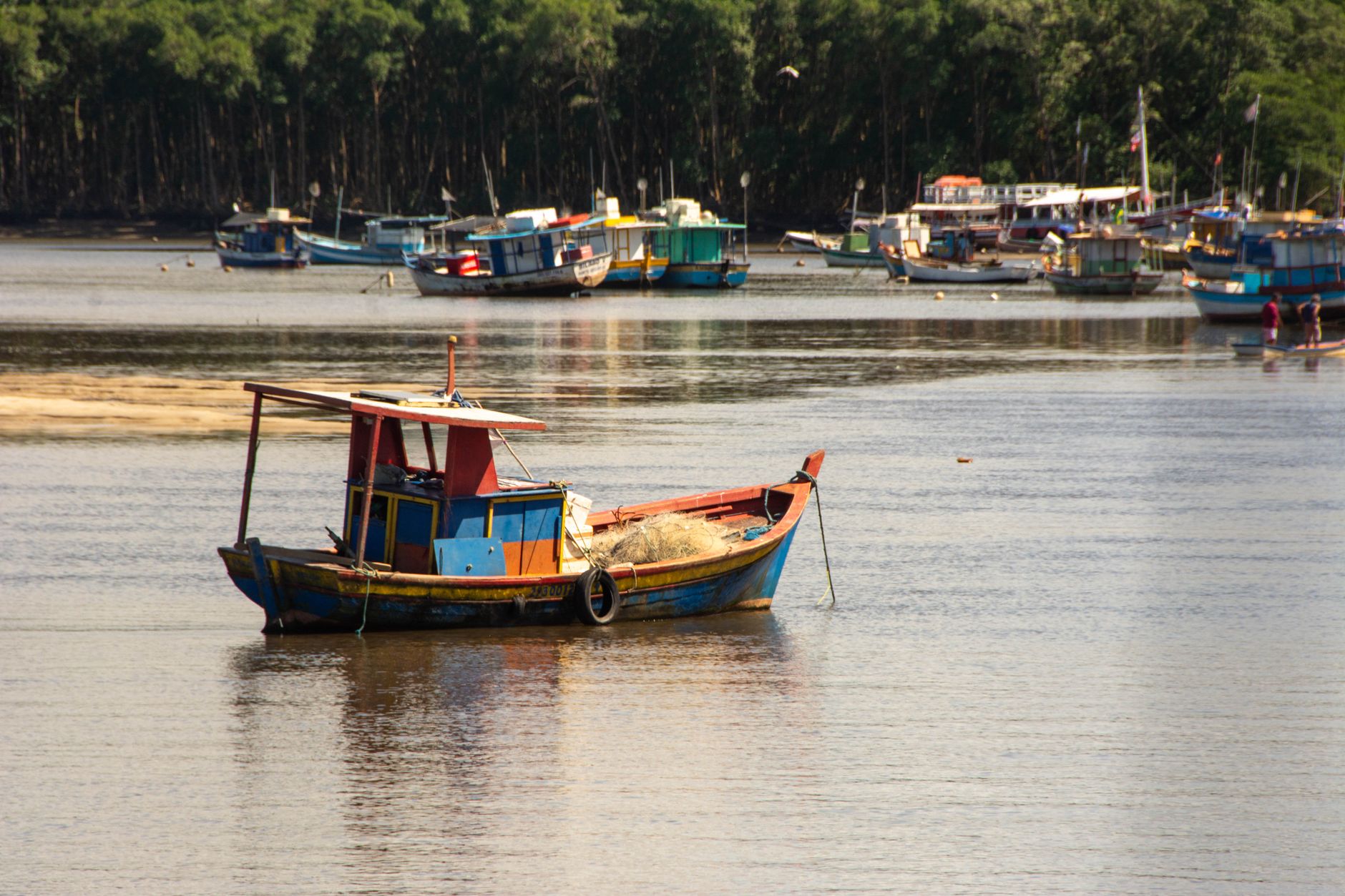 Barco tradicional no rio Arinos perto de Juara