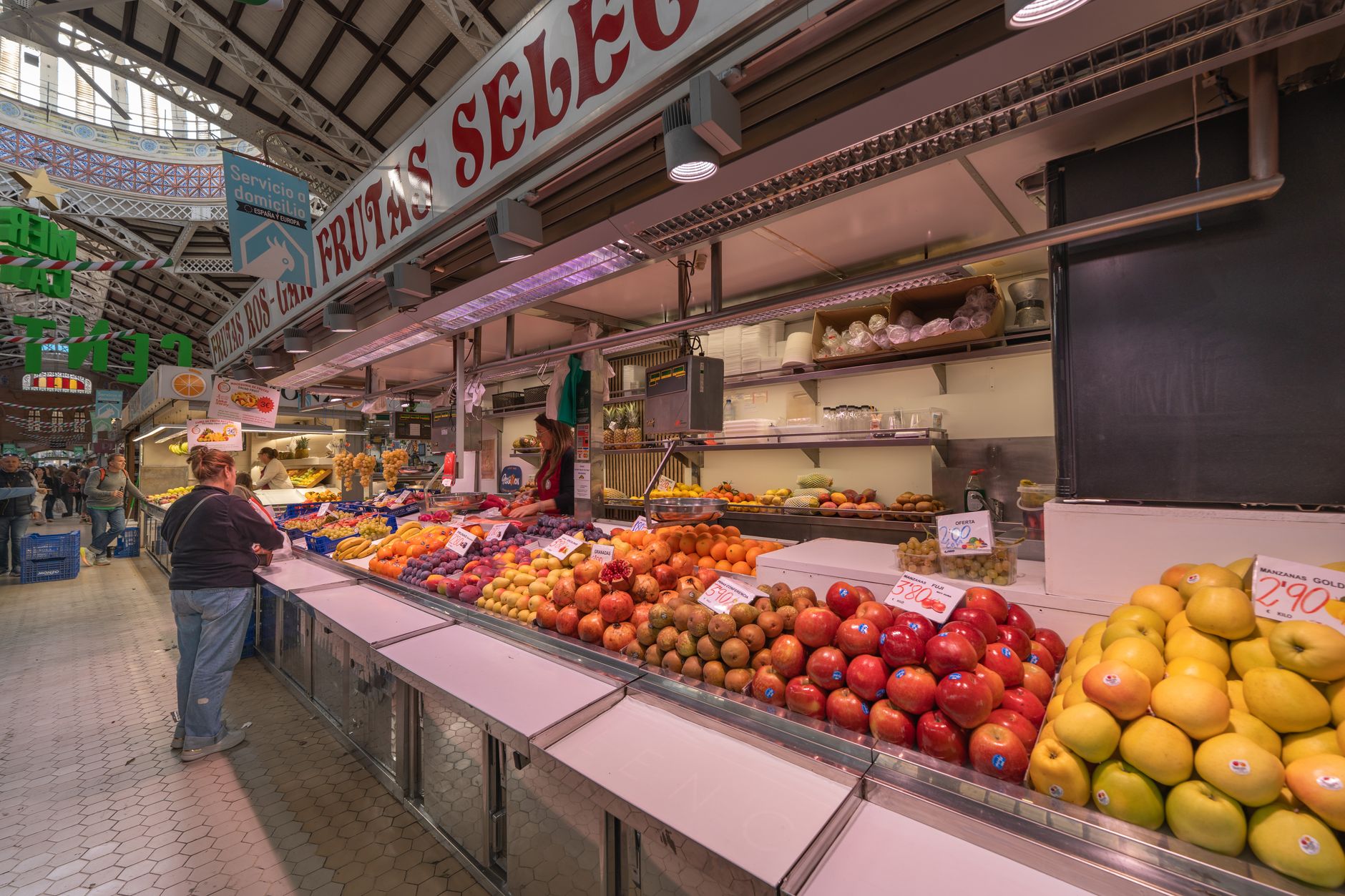 Mercado Central de Valencia com bancas de produtos frescos