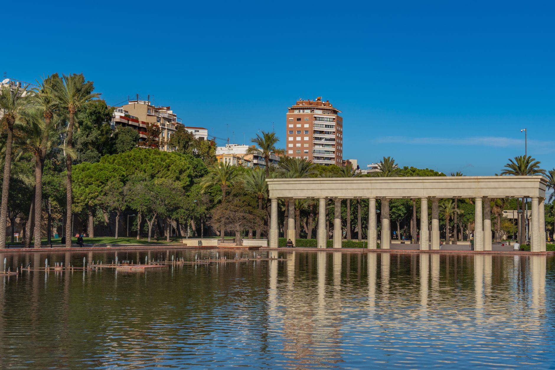 Jardim do Turia com pessoas a passear em Valencia