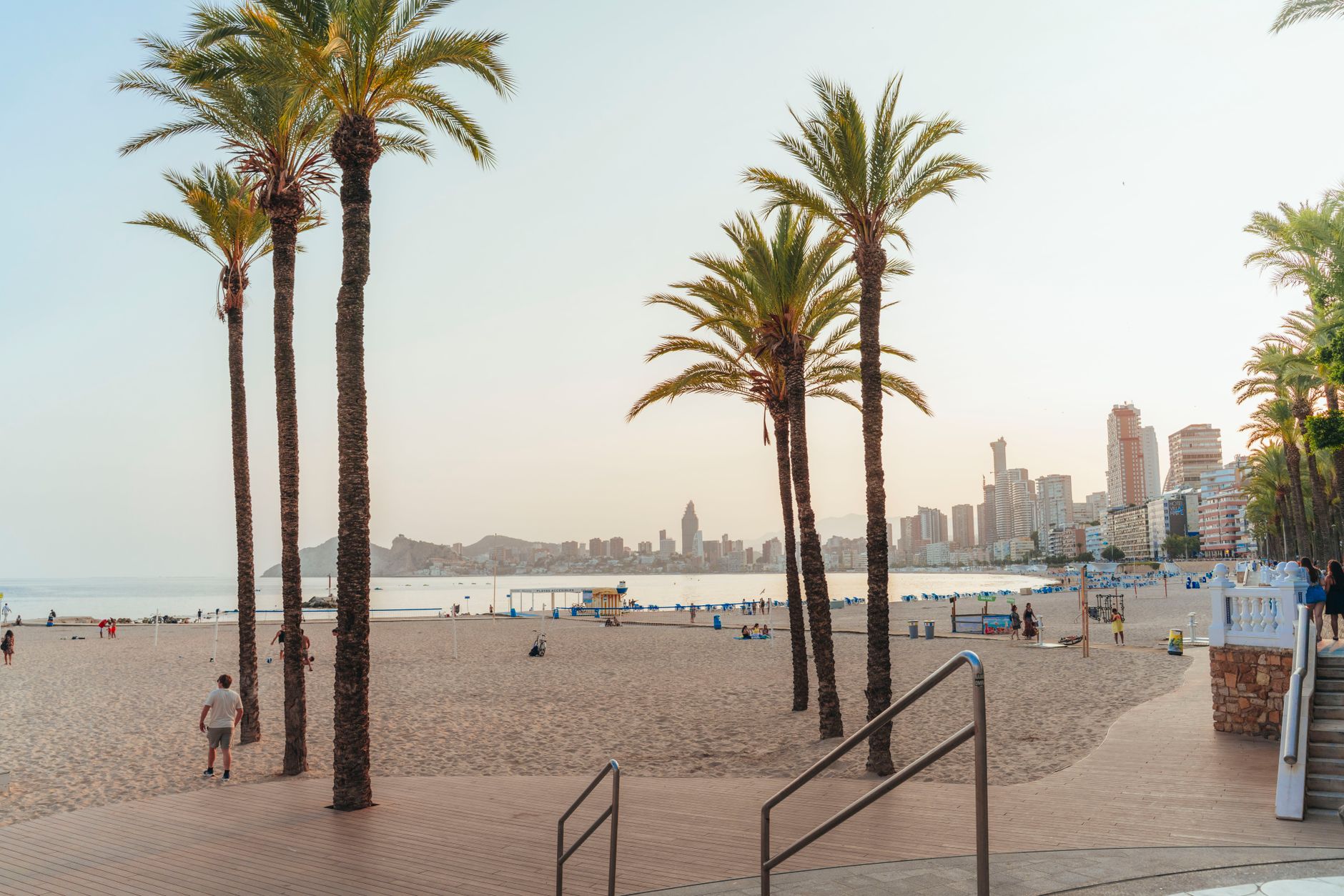 Vista da praia de Poniente em Benidorm ao entardecer