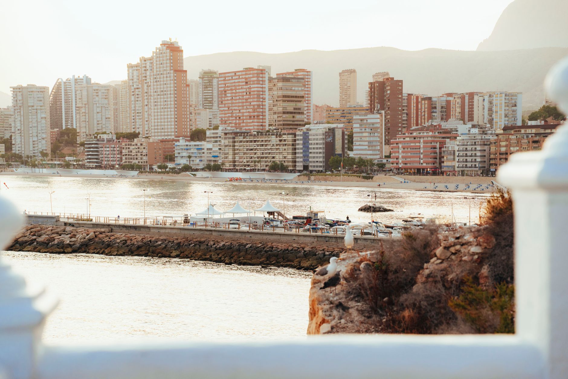 Passeio marítimo de Benidorm ao pôr do sol