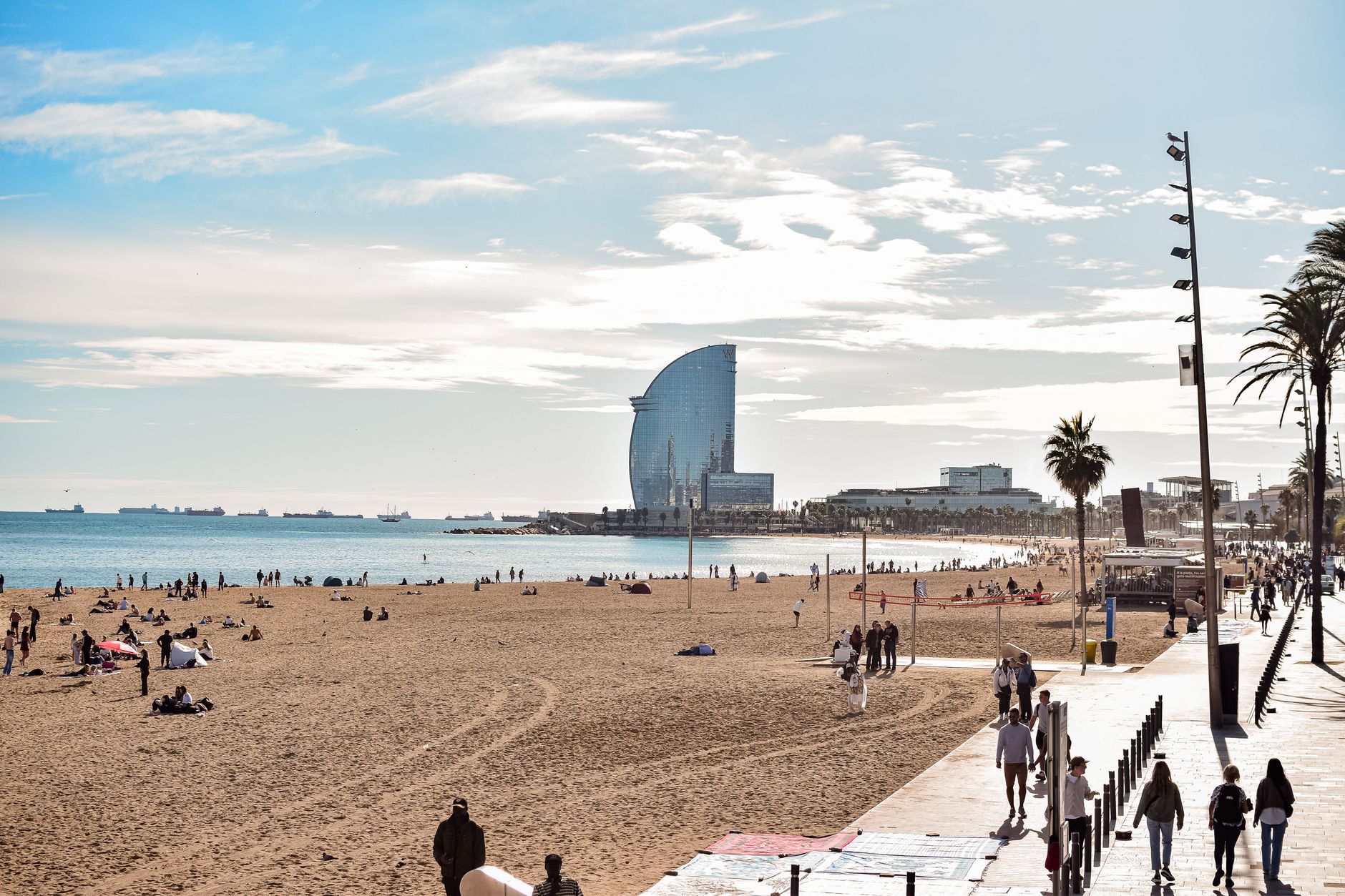 Praia da Barceloneta cheia de gente no verao