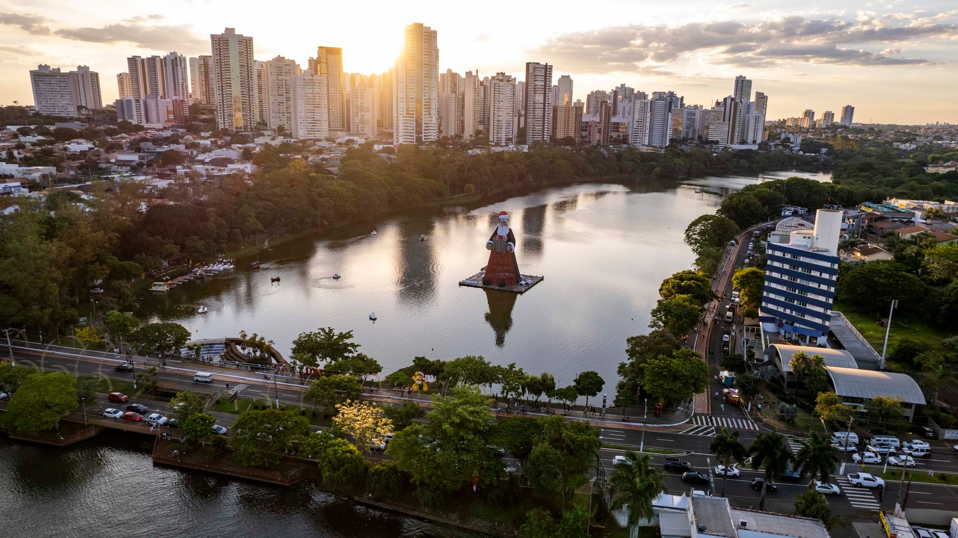 Margem do rio Mamoré ao entardecer em Guajará-Mirim