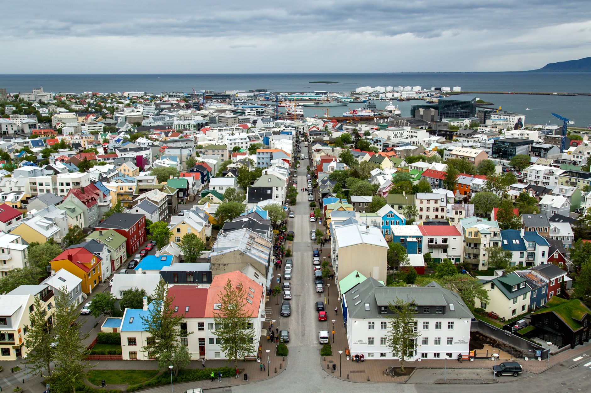 Rua Laugavegur em Reykjavík com casas coloridas