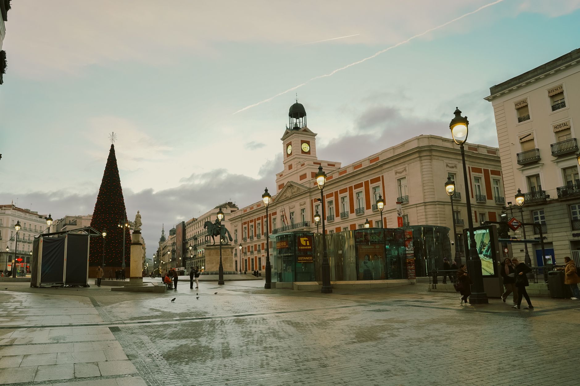 Praça Puerta del Sol em Madrid ao entardecer