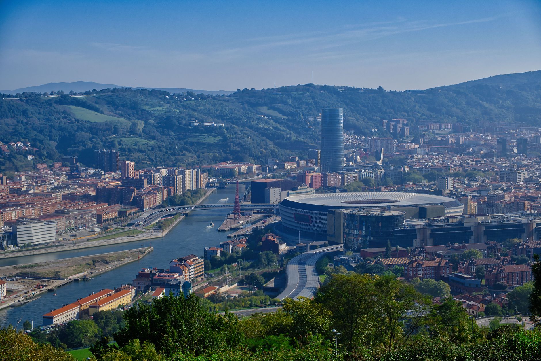 Vista panoramica sobre Bilbao e a sua ria