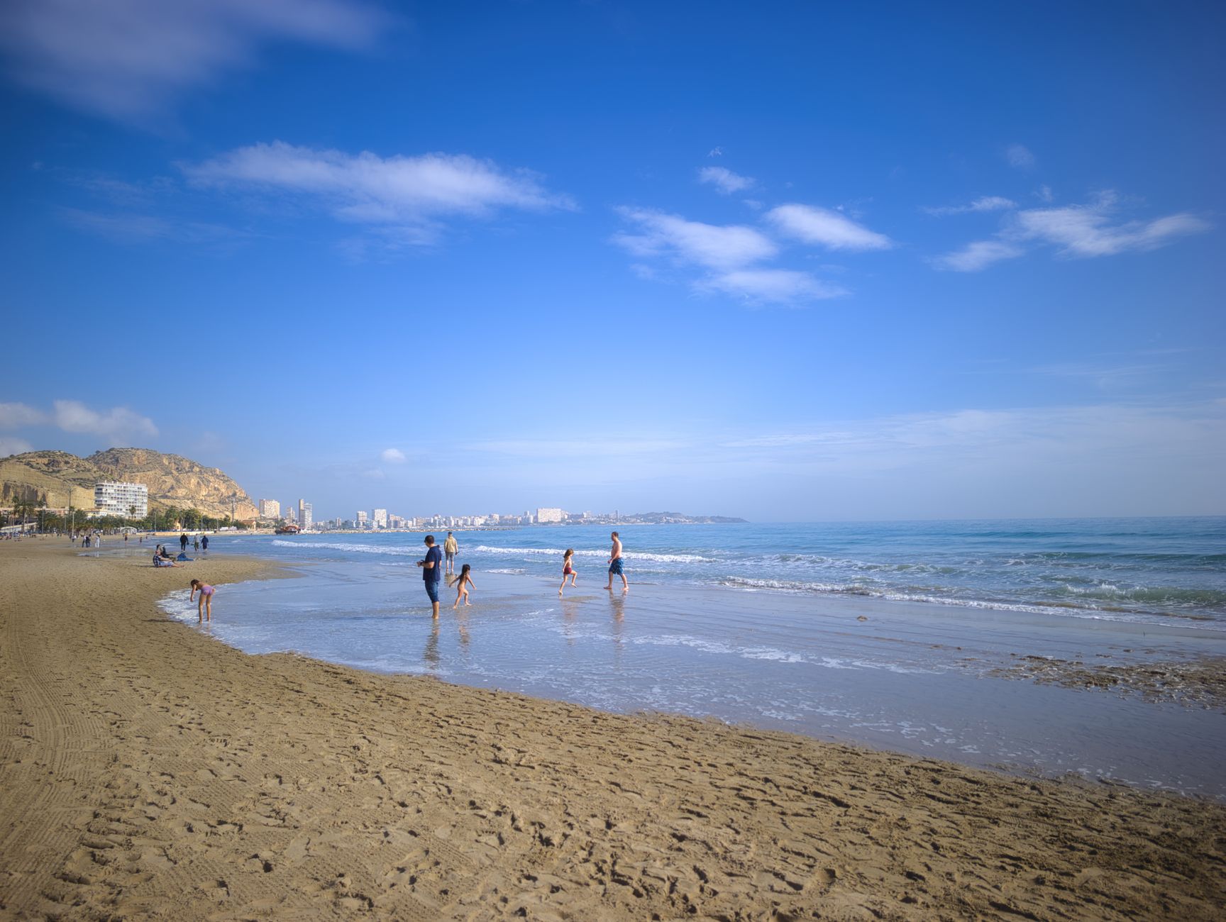 Praia do Postiguet em Alicante num dia quente de verão