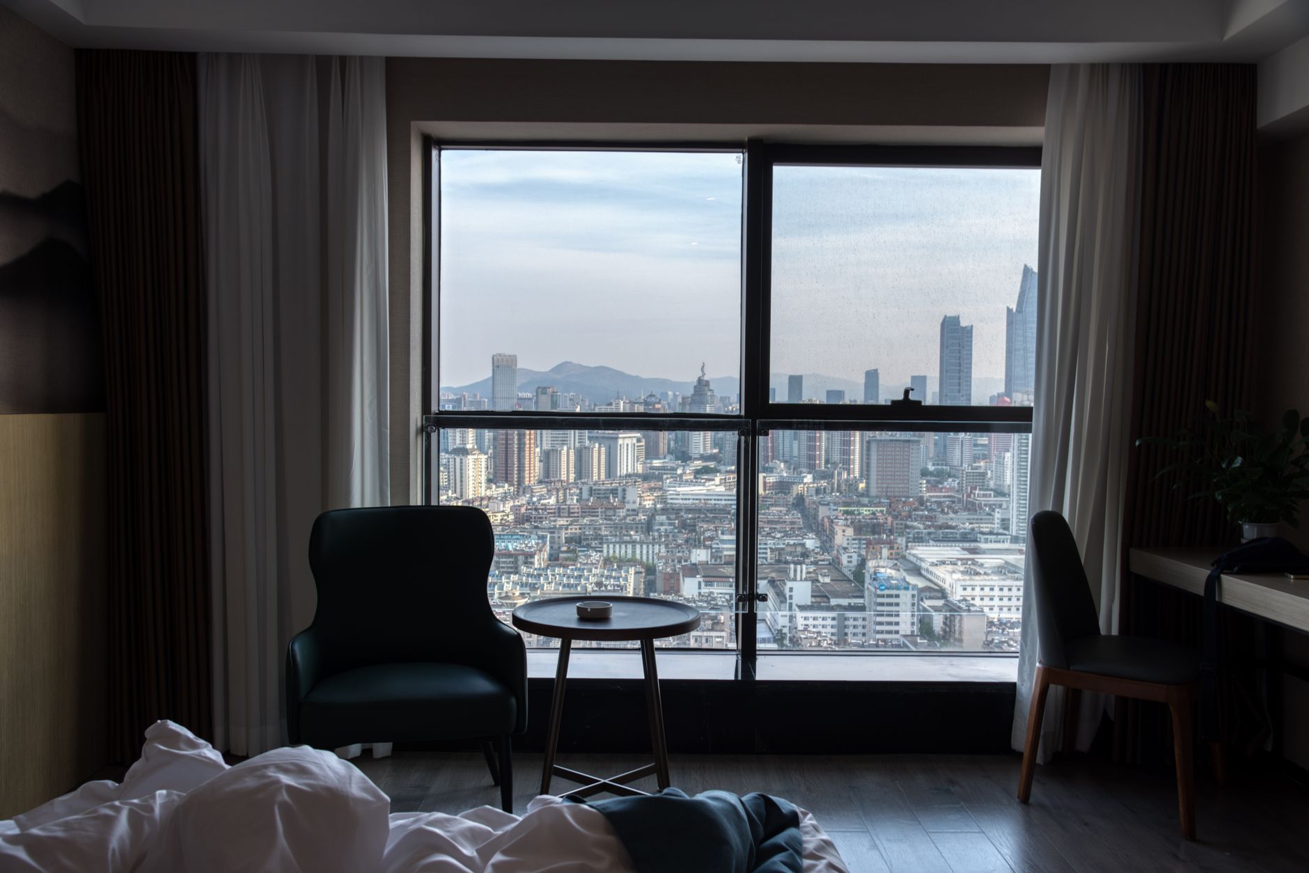 Quarto de hotel moderno com vista para a cidade