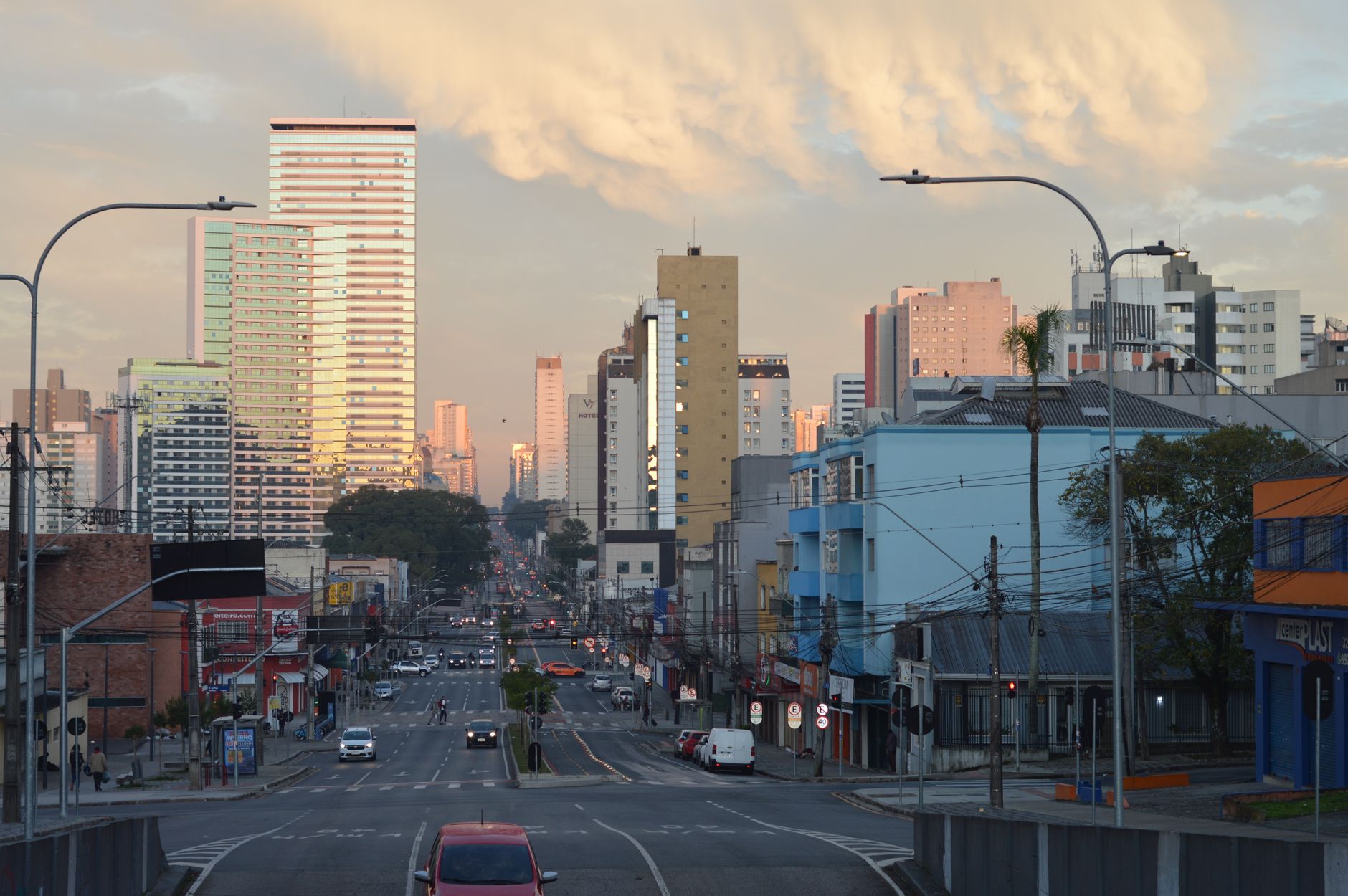Vista de uma avenida movimentada no centro de Cascavel ao entardecer