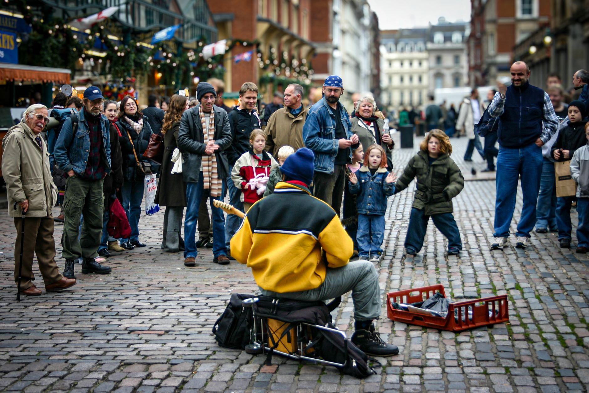 Músicos de rua tocando junto à frente ribeirinha de Liverpool
