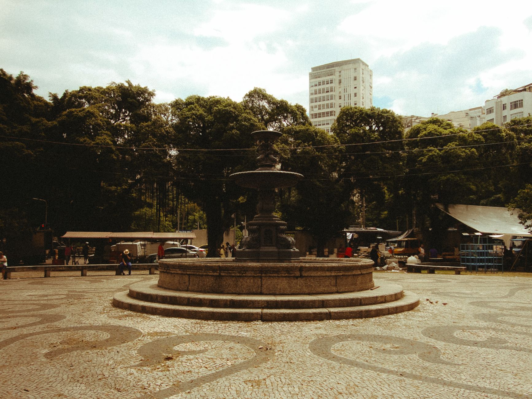 Praça central com árvores em Sinop, Mato Grosso