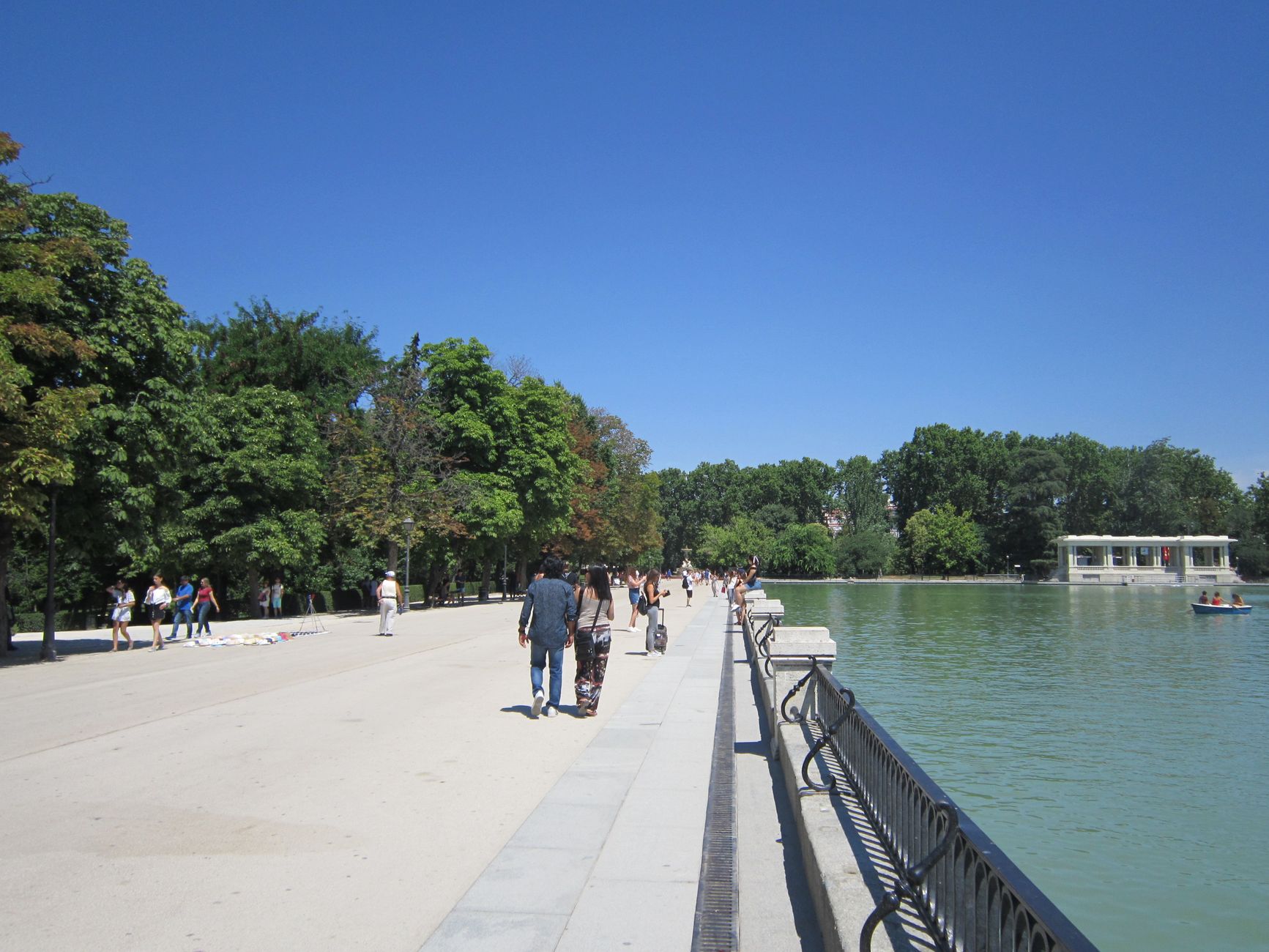 Vista do Parque do Retiro em Madrid com o lago ao fundo
