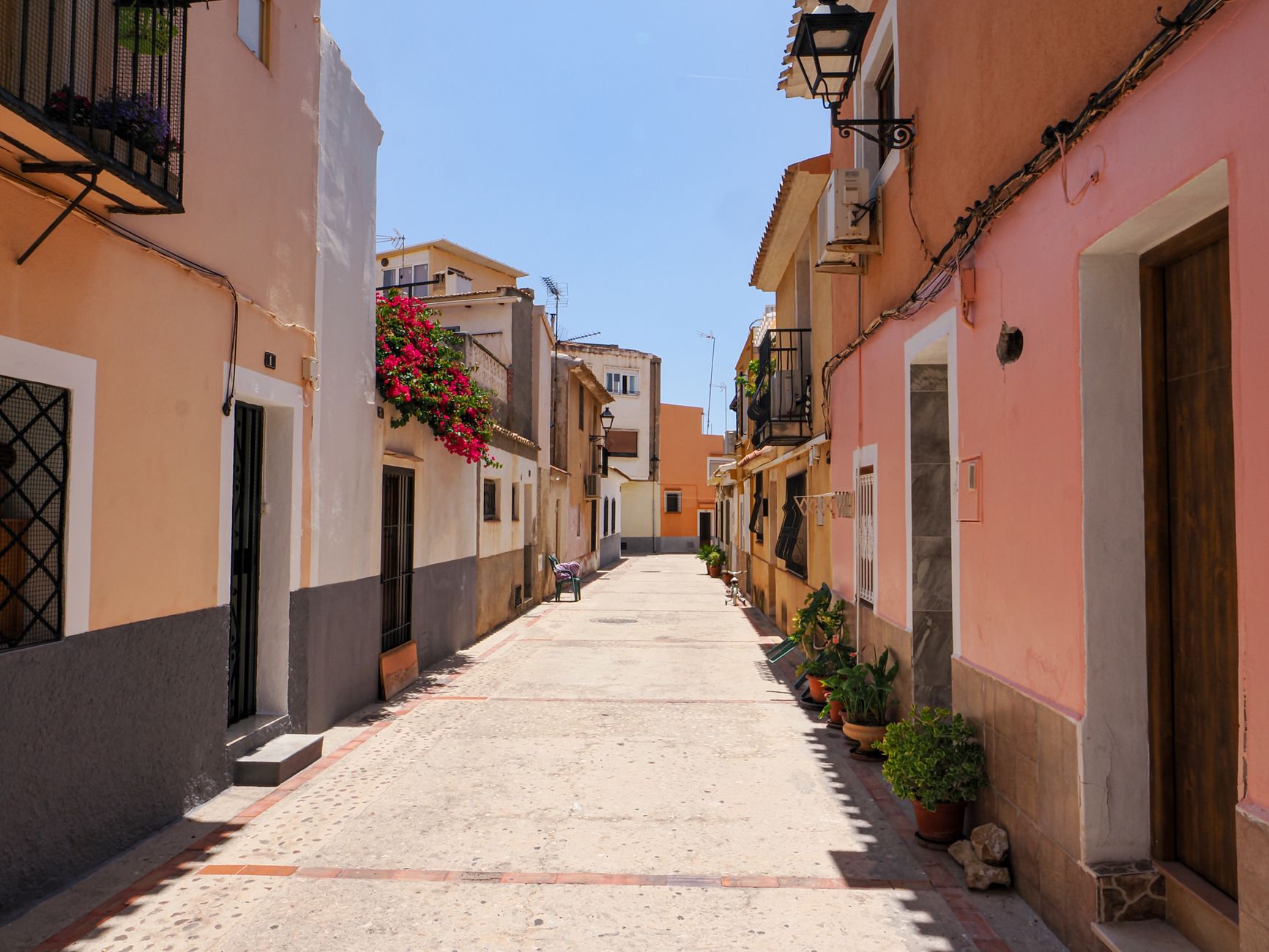 Ruas coloridas do bairro de Santa Cruz em Alicante