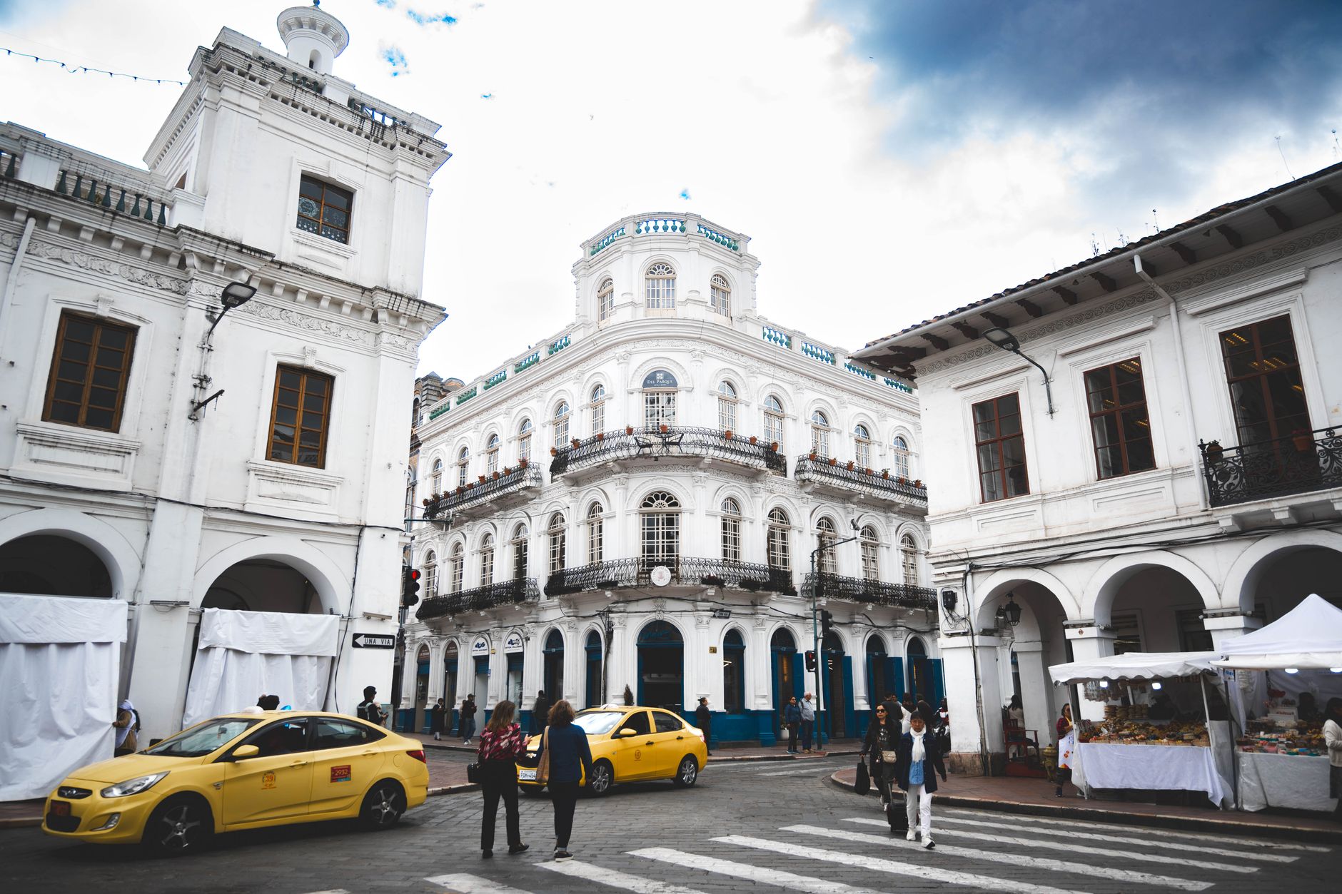 Rua de paralelepipedos no centro historico de Cuenca