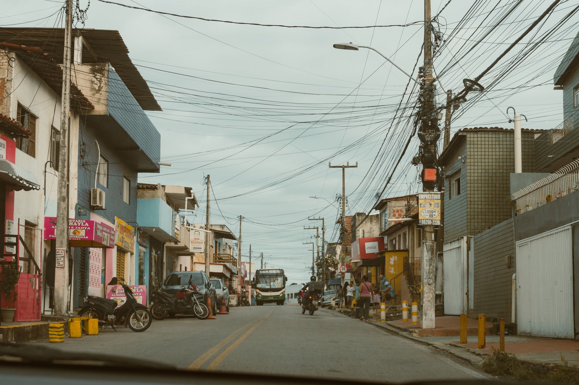 Rua movimentada com transporte local em Parauapebas