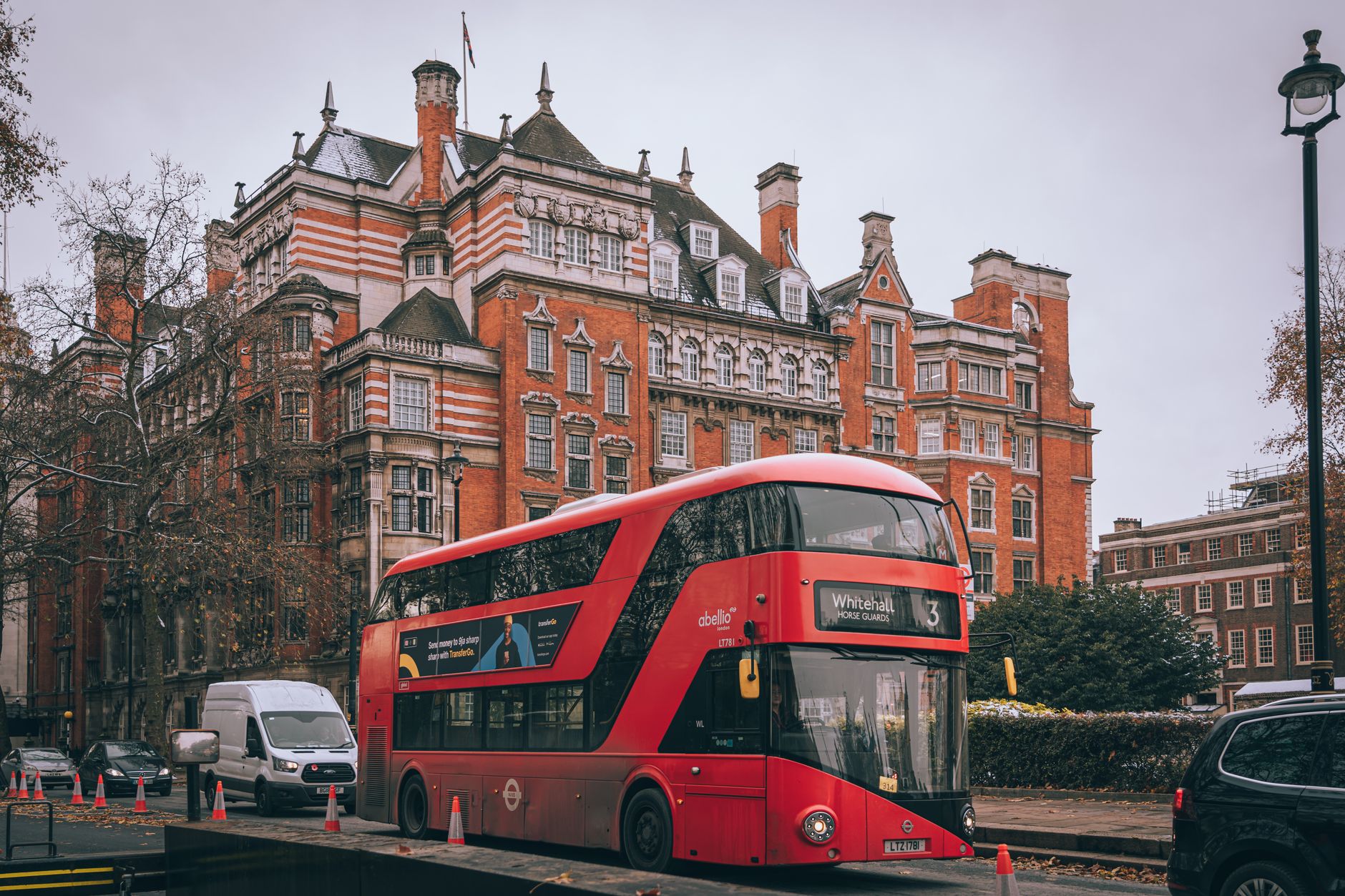 Autocarro vermelho típico a circular numa rua de Londres