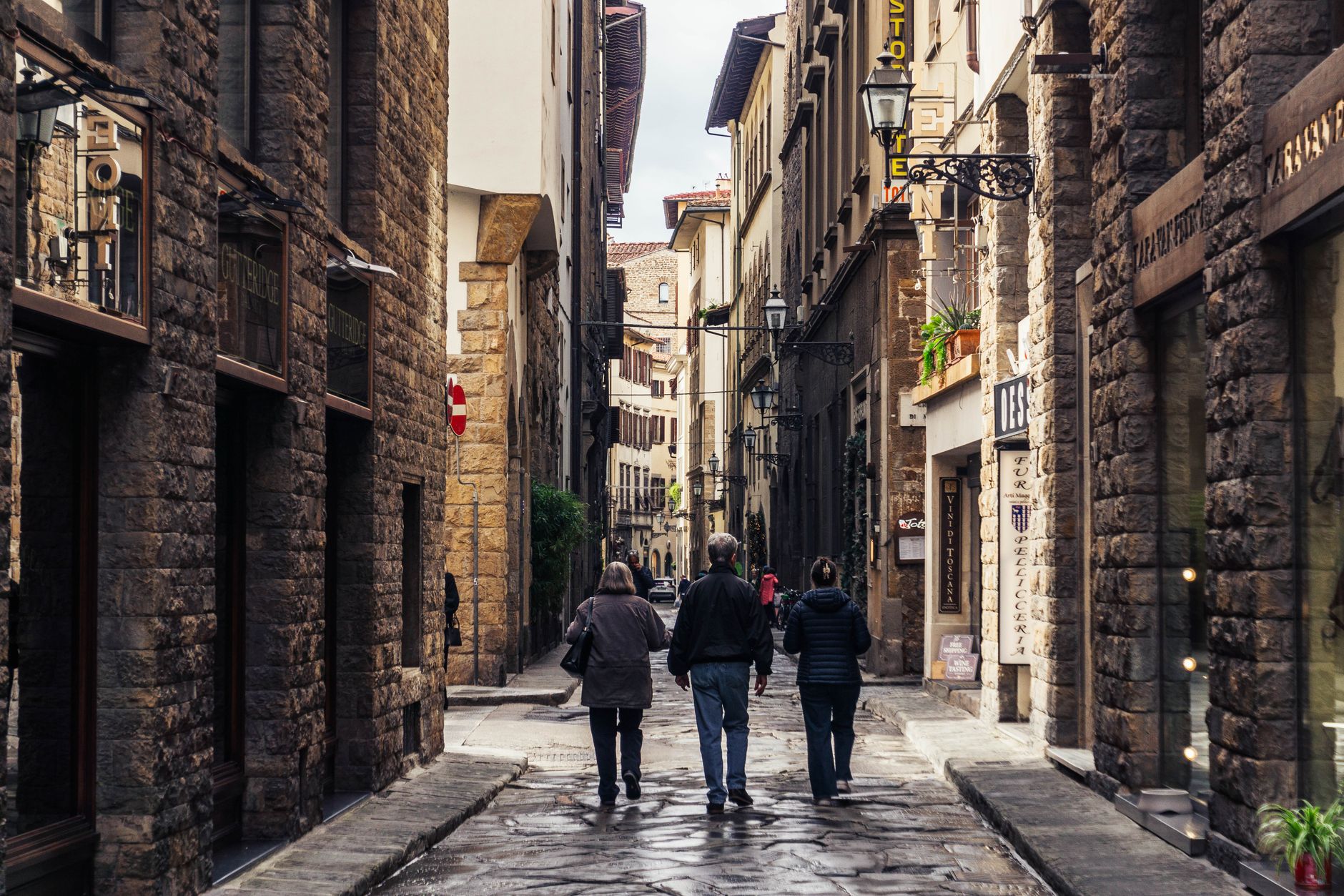 Turistas a caminhar por uma rua estreita em Florence