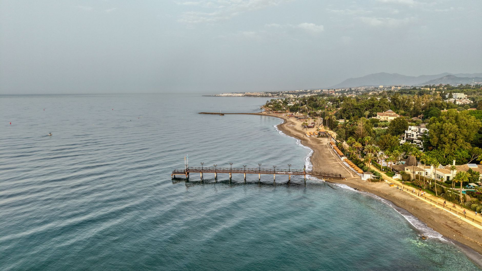 Piscina de resort com vista para o mar em Marbella