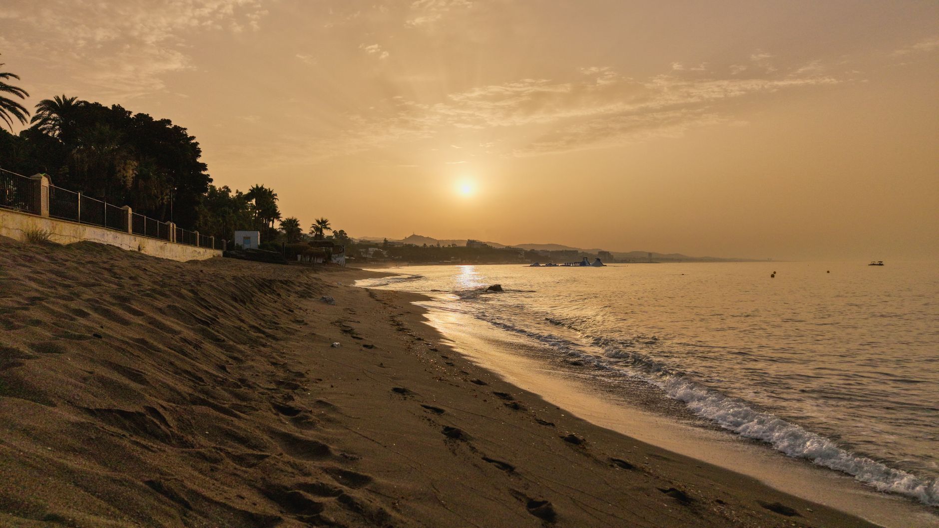 Praia pública em Marbella com areia dourada
