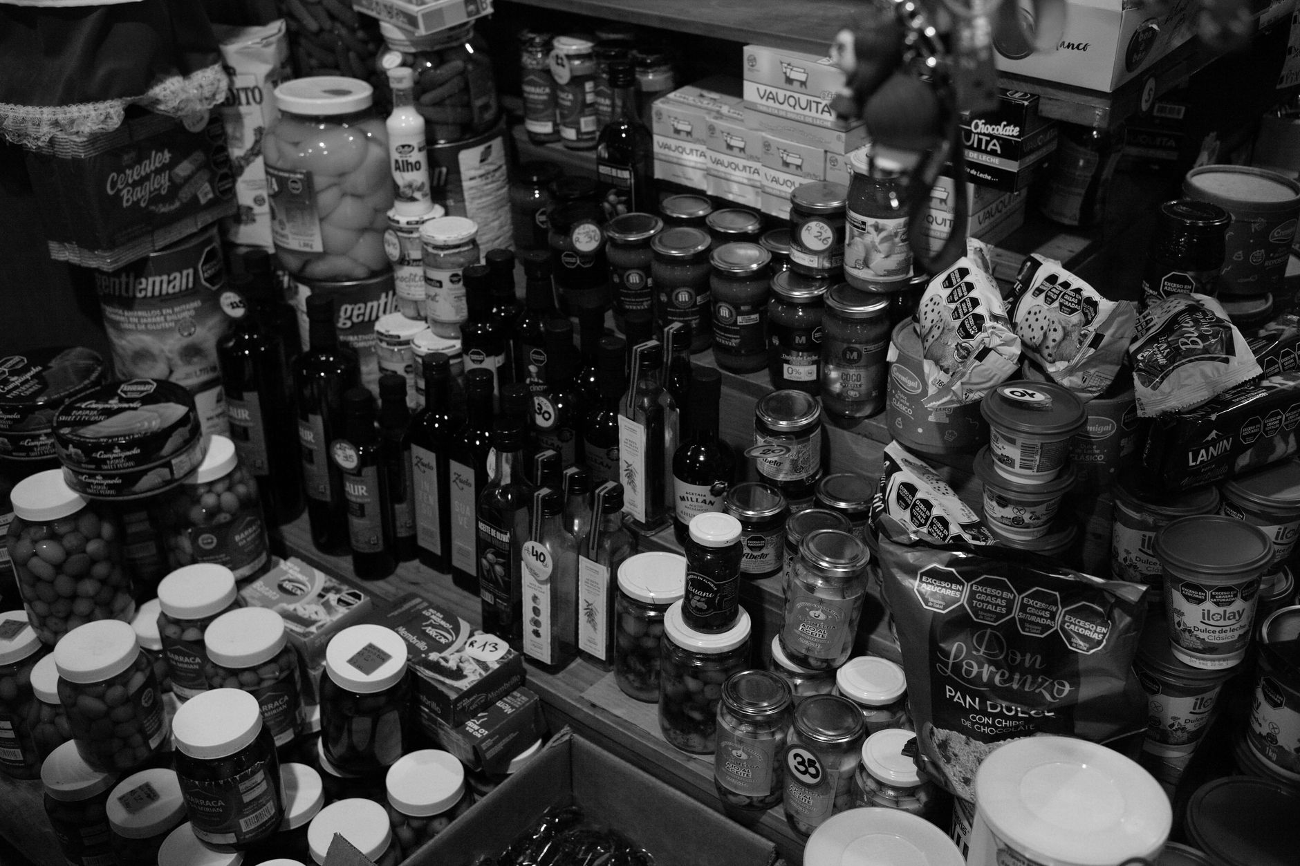 Banca de mercado com produtos frescos e azeite em Marbella