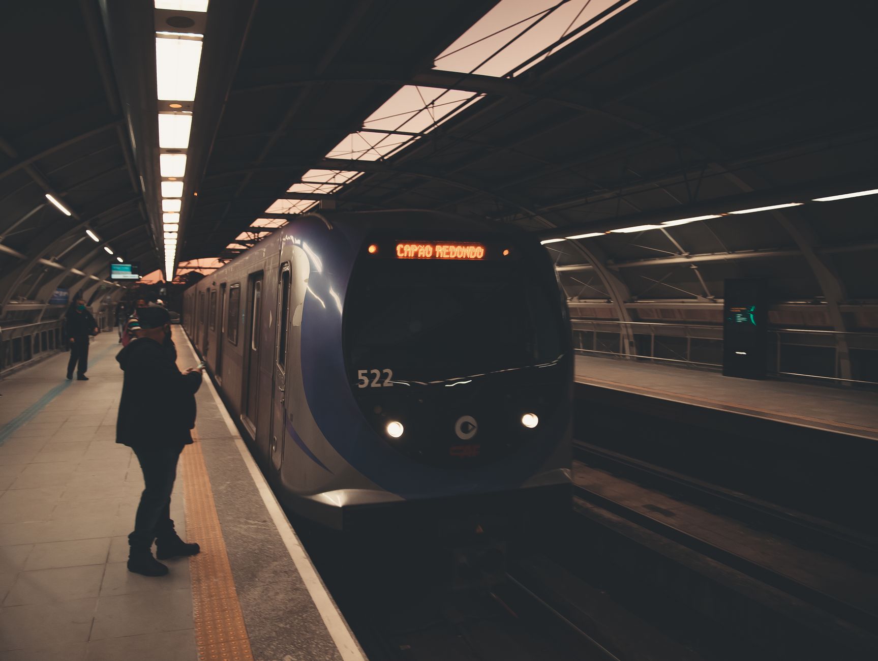 Estação de metro moderna em São Paulo