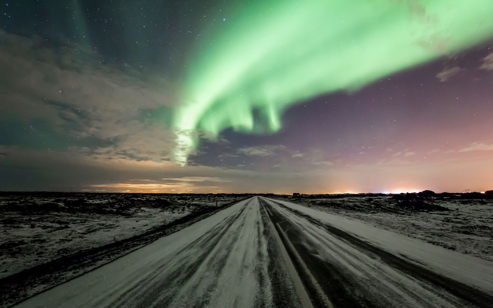 Auroras boreais visíveis perto de Hafnarfjordur no inverno