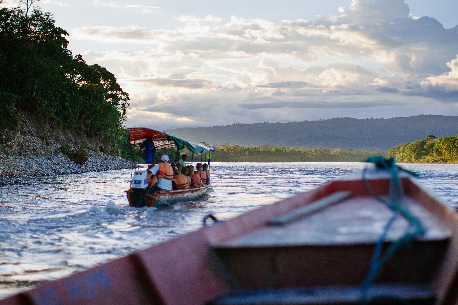 Barco atravessando o rio entre Guajará-Mirim e a Bolívia