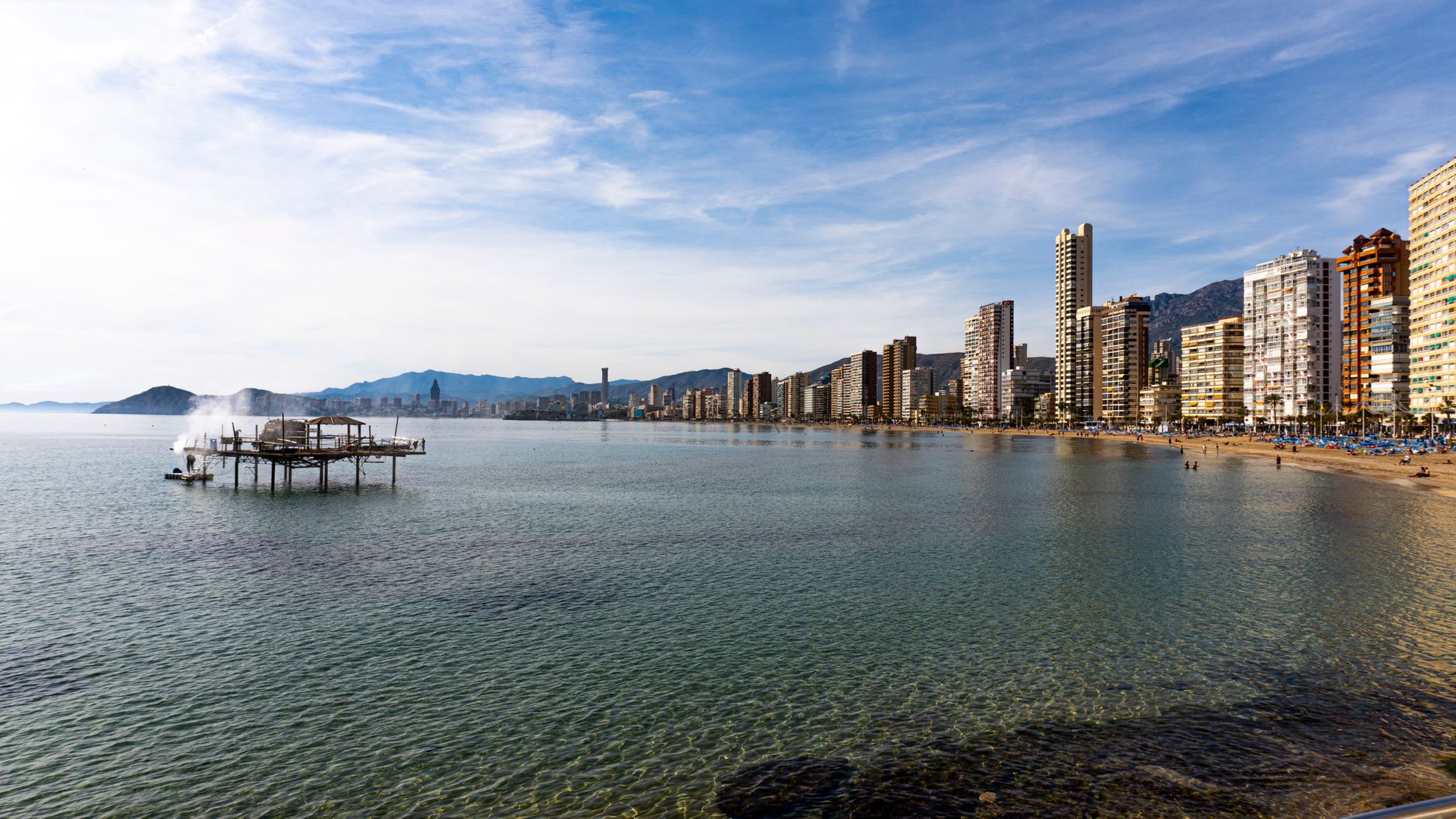 Praia de Benidorm com arranha-céus ao fundo