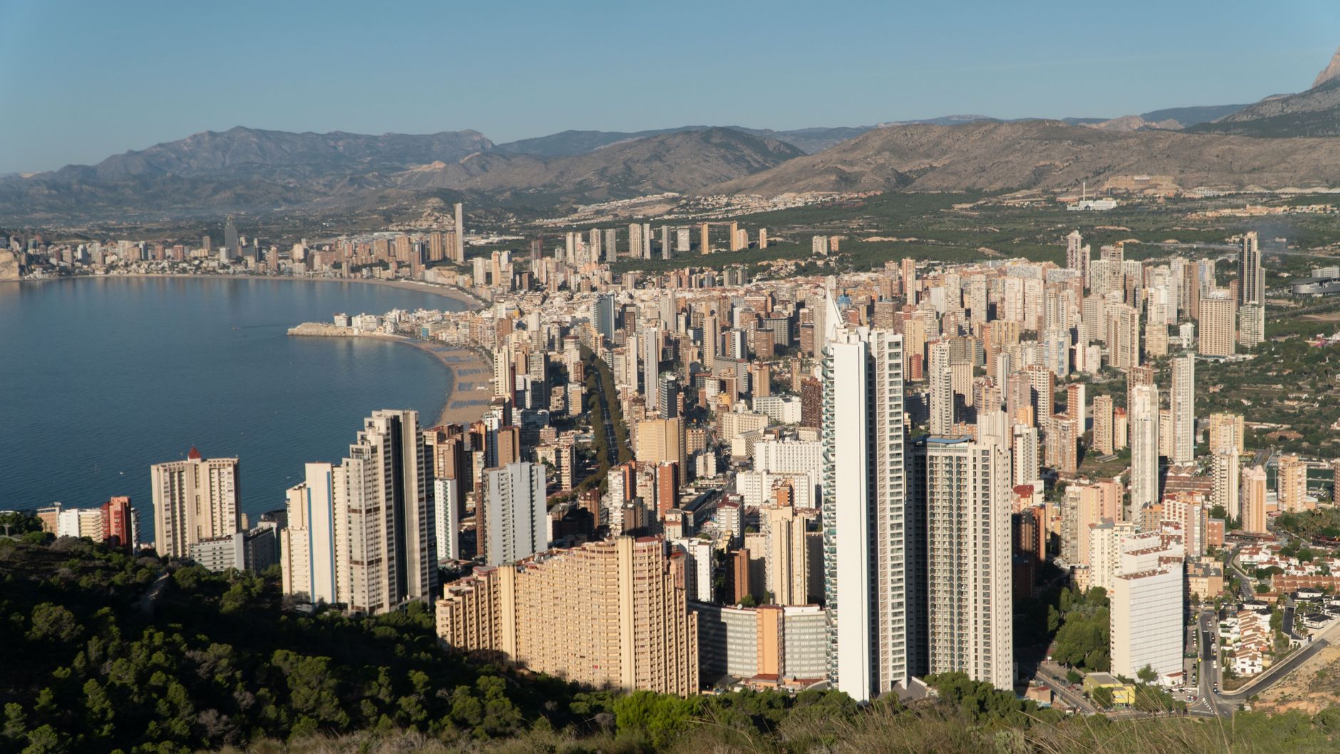 Miradouro no centro histórico de Benidorm com vista para o mar