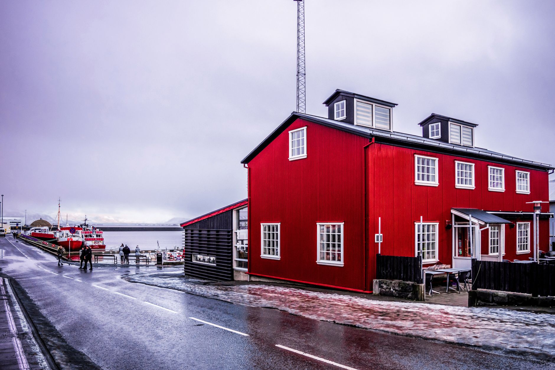 Porto de pesca de Hafnarfjörður com barcos ancorados