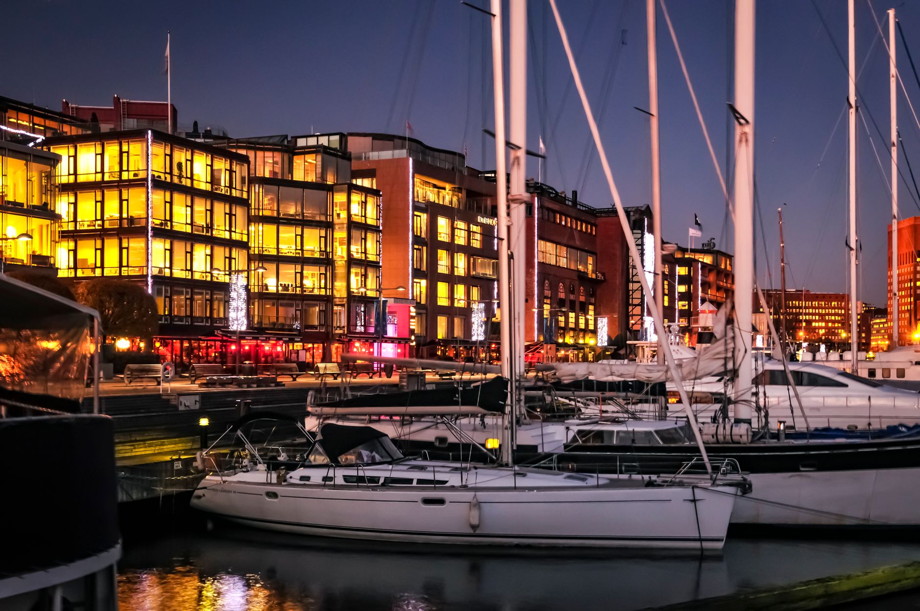 Marina de Puerto Banús iluminada à noite com iates de luxo