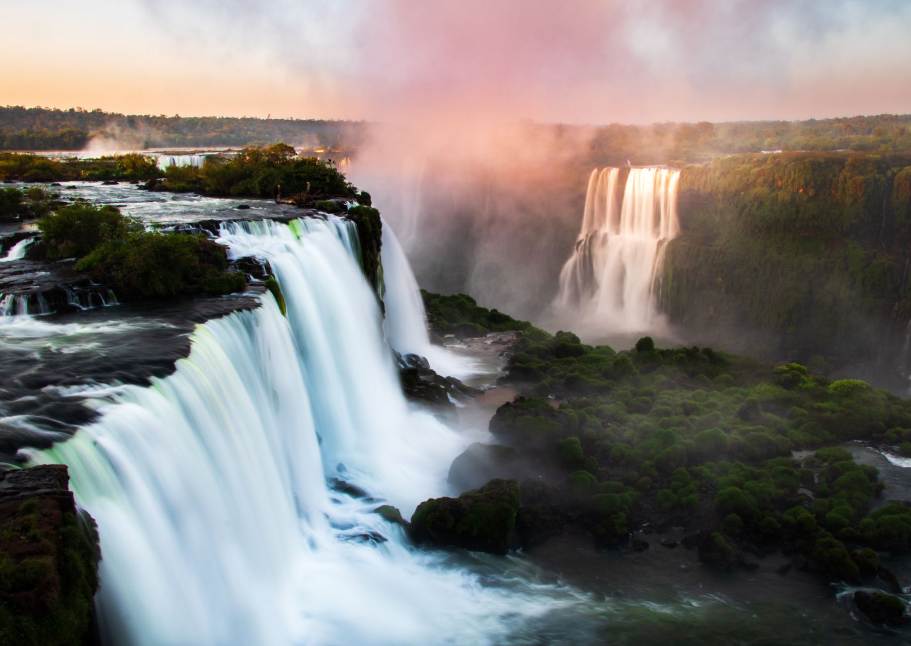 Vista panorâmica de uma cascata na região das Cataratas do Iguaçu