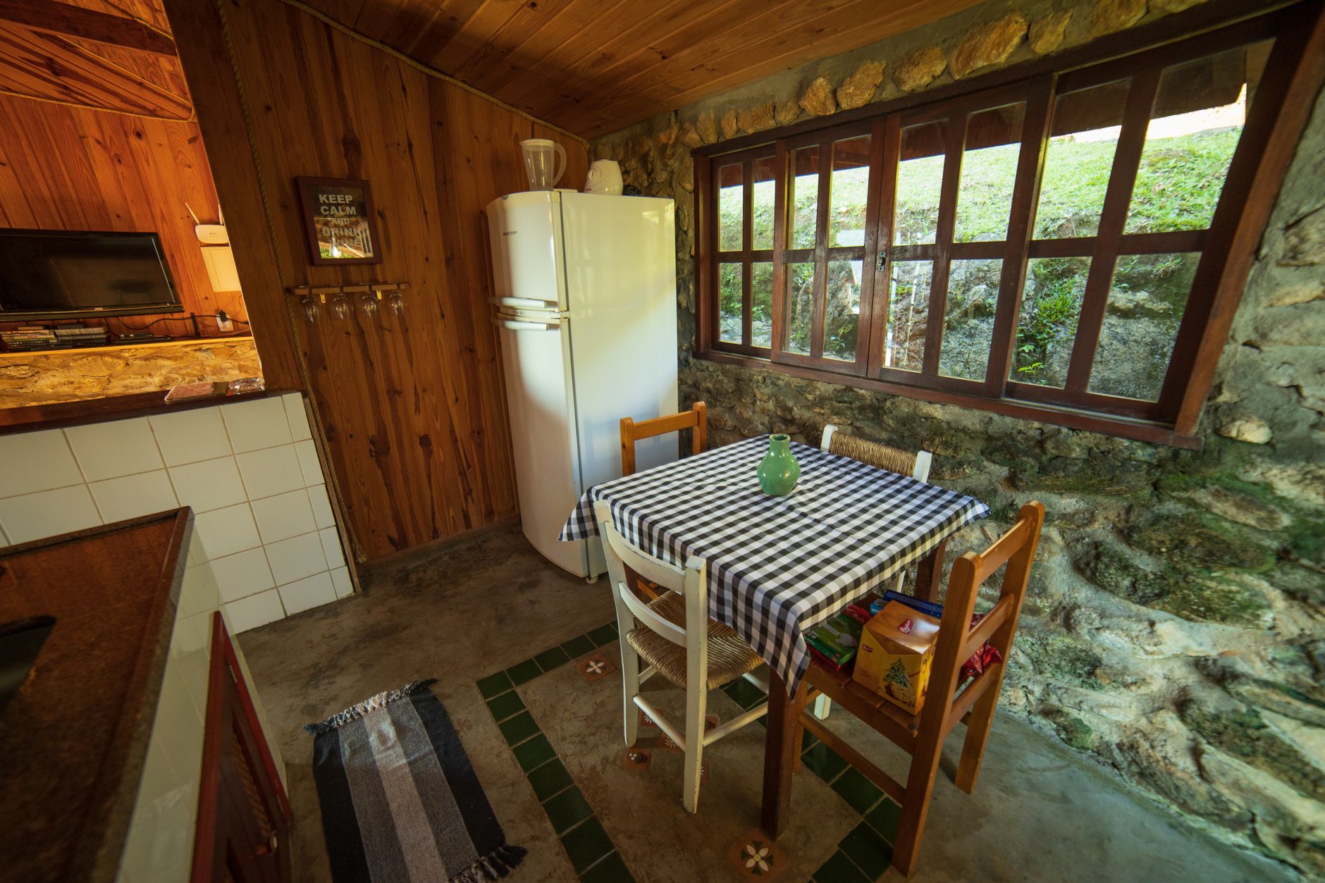 Interior simples e acolhedor de uma pousada no interior da Bahia