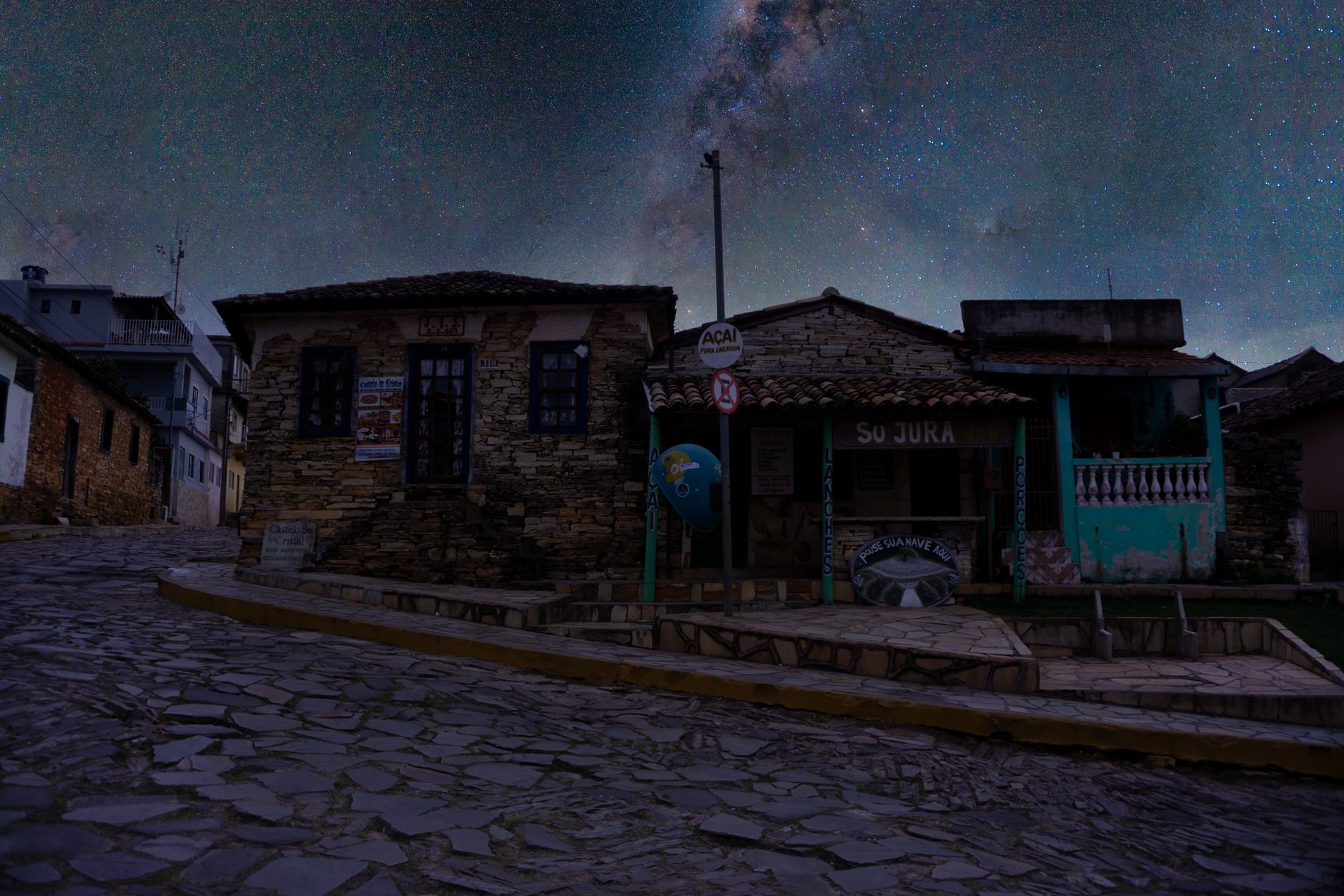 Rua tranquila iluminada à noite numa pequena cidade do Mato Grosso